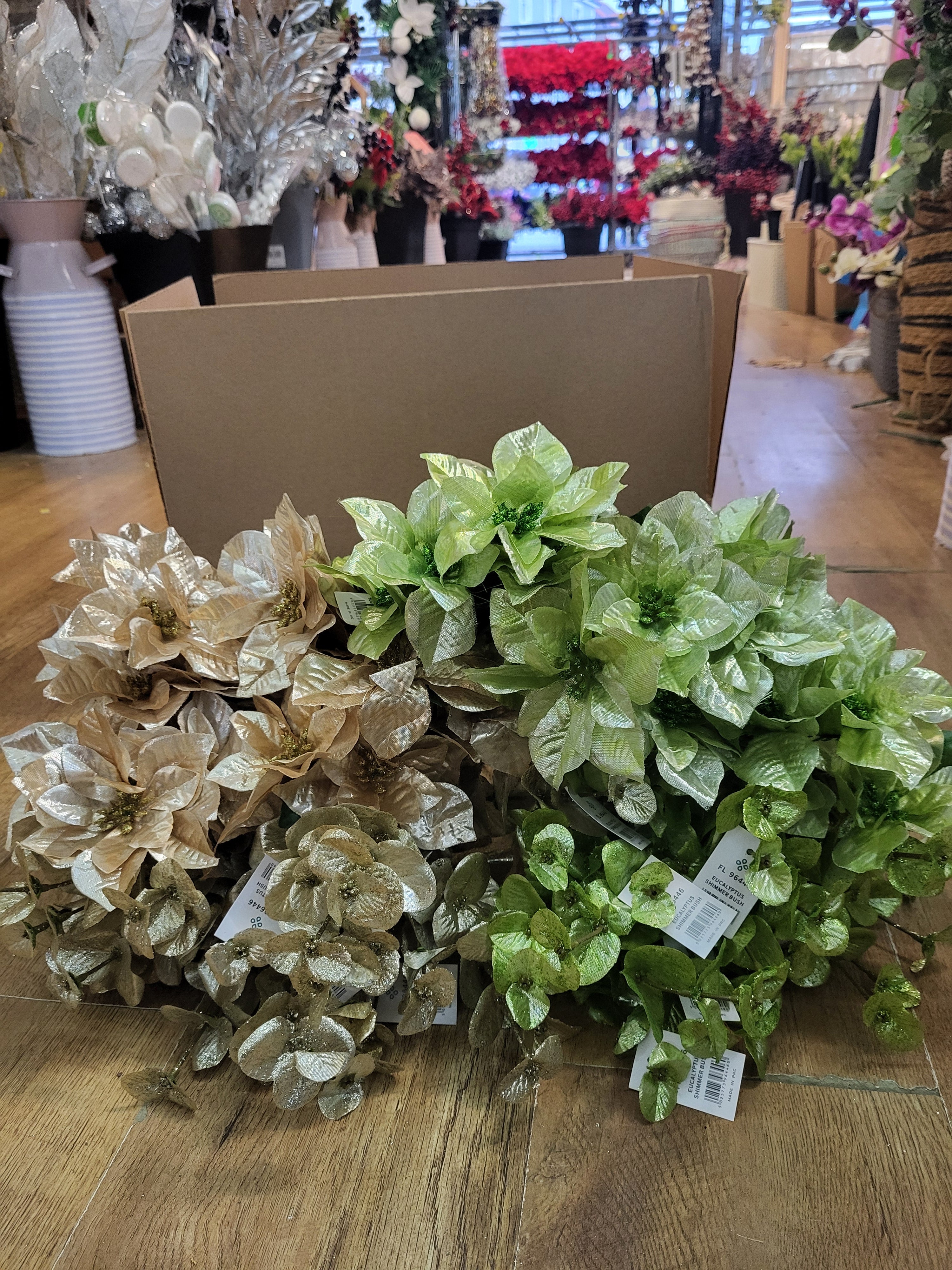 Christmas 10 - 20 bunches of flowers/foliage image 0