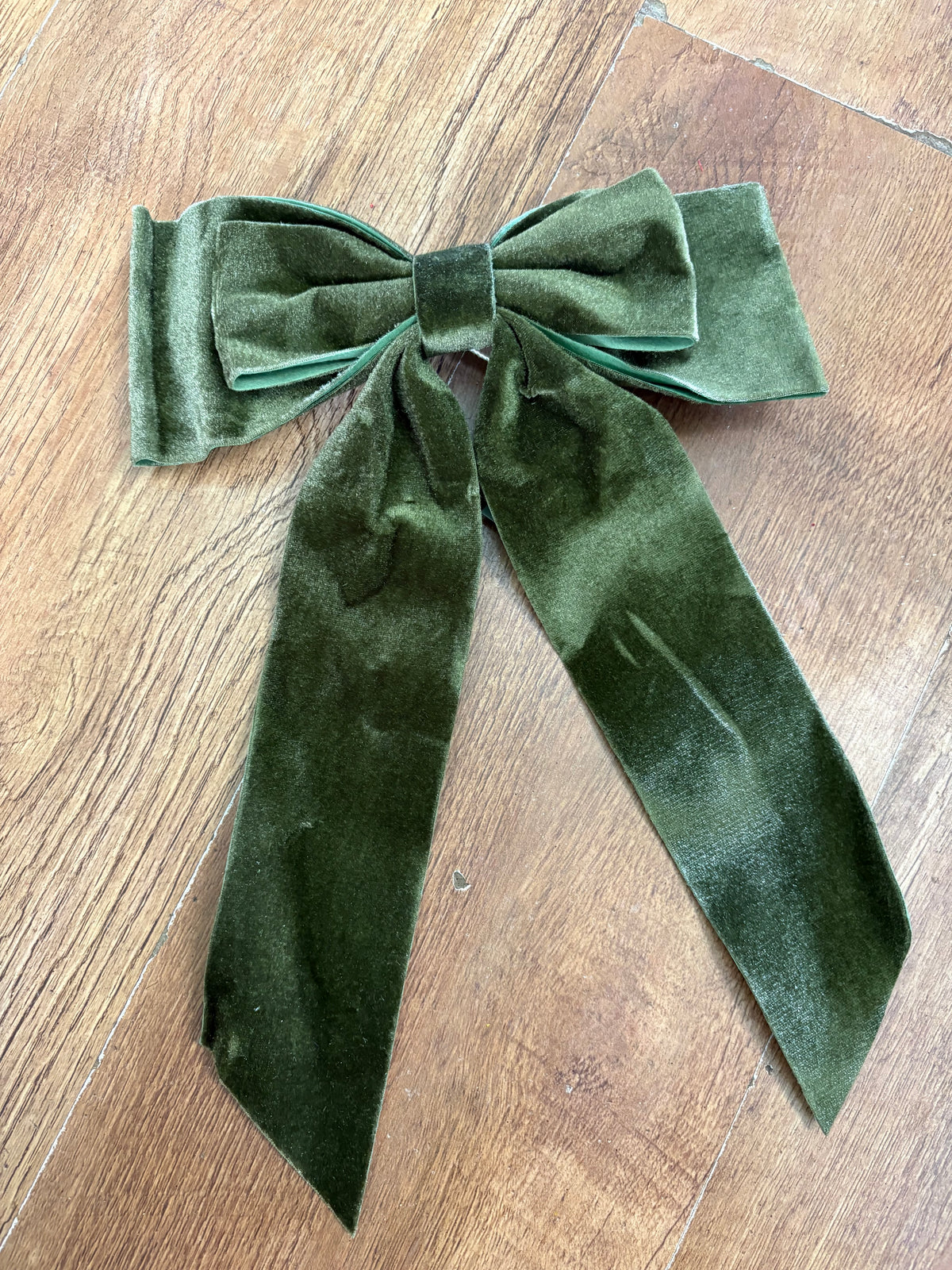 Green velvet clip on bow 23x32cm