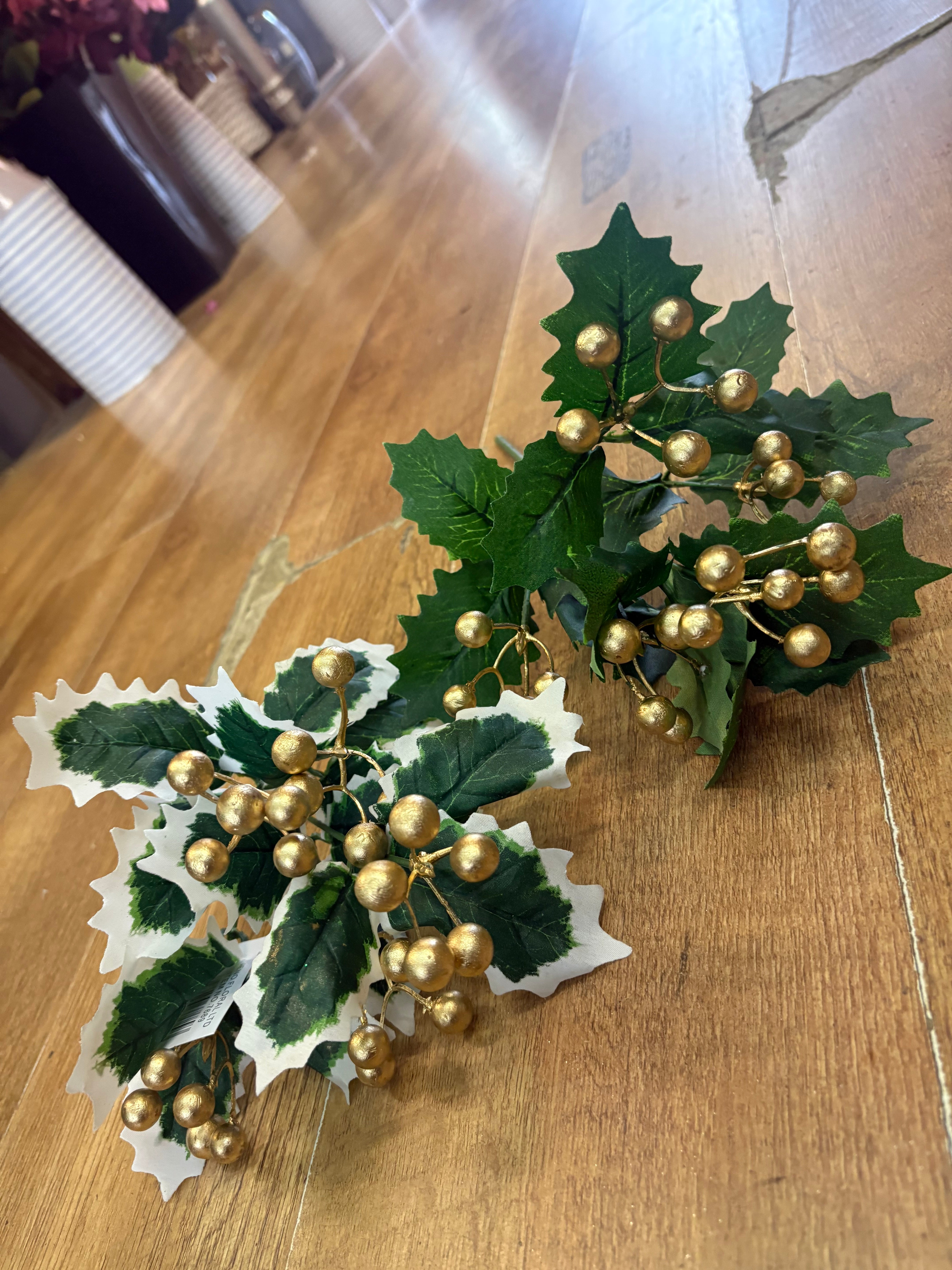Gold berry holly bunch - 2 styles available