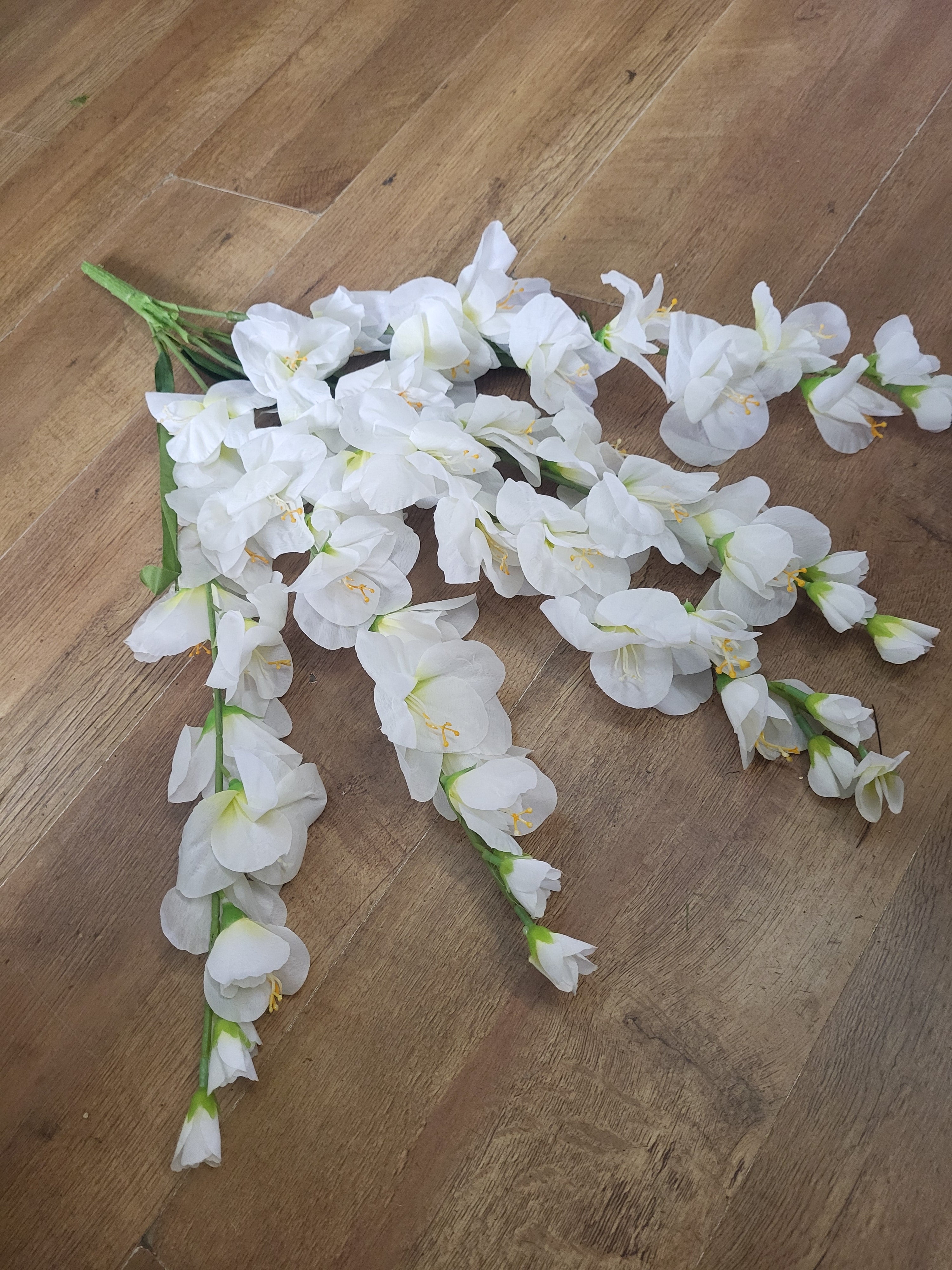 Large 5 stemmed bunch of white gladioli image 2