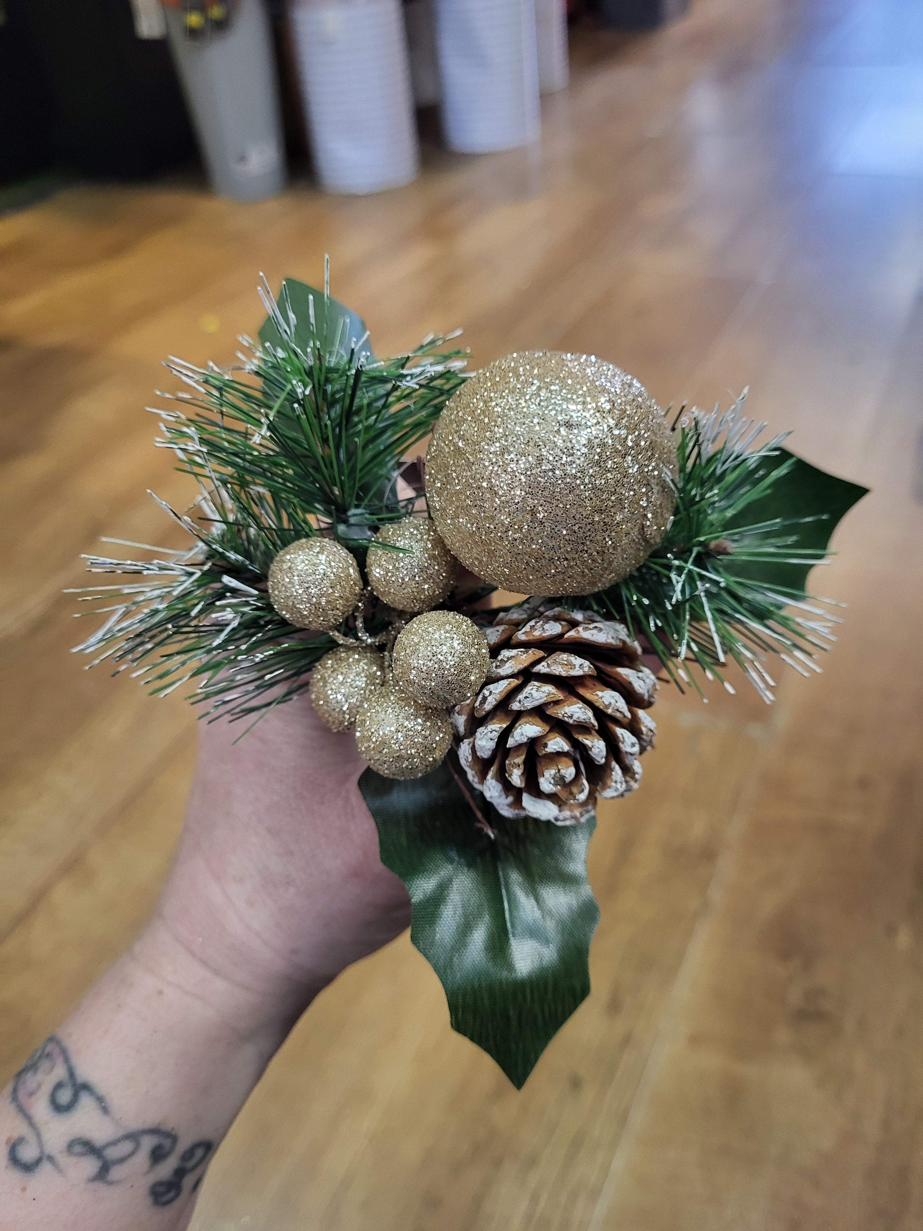 Gold glitter balls pick  image 1