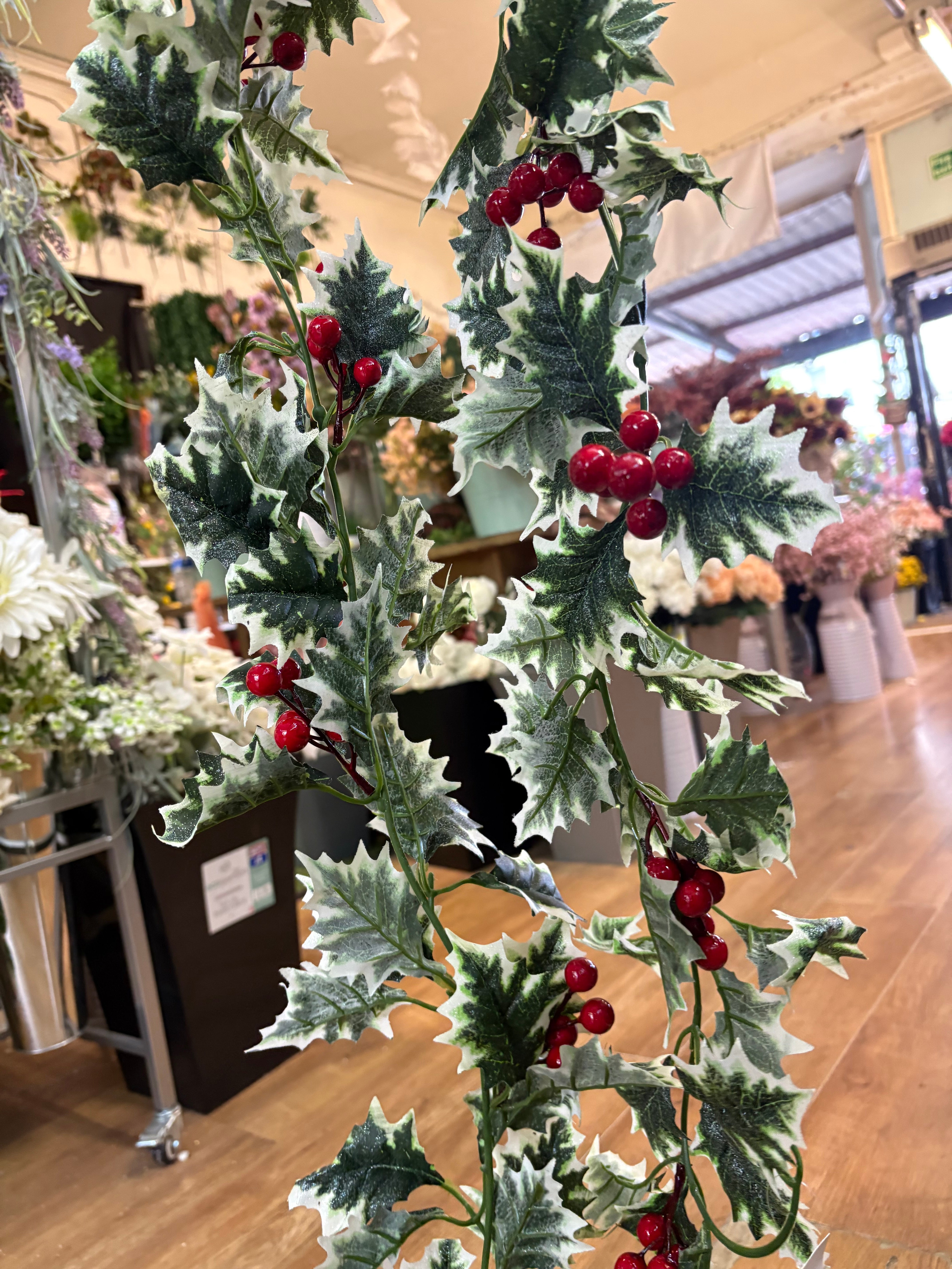 170cm glittered shimmery variegated holly garland