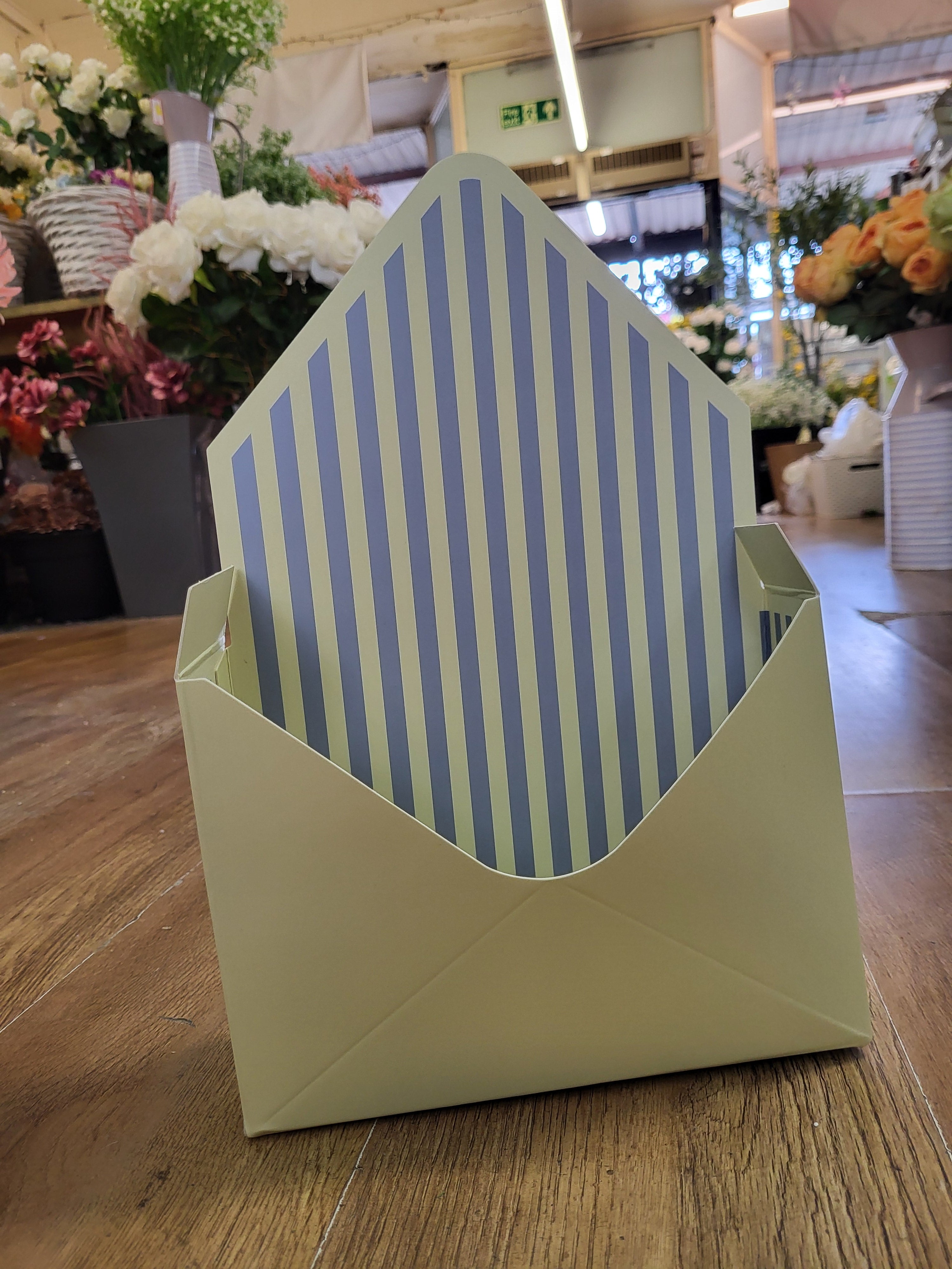 Lemon/blue floral envelope box  image 0