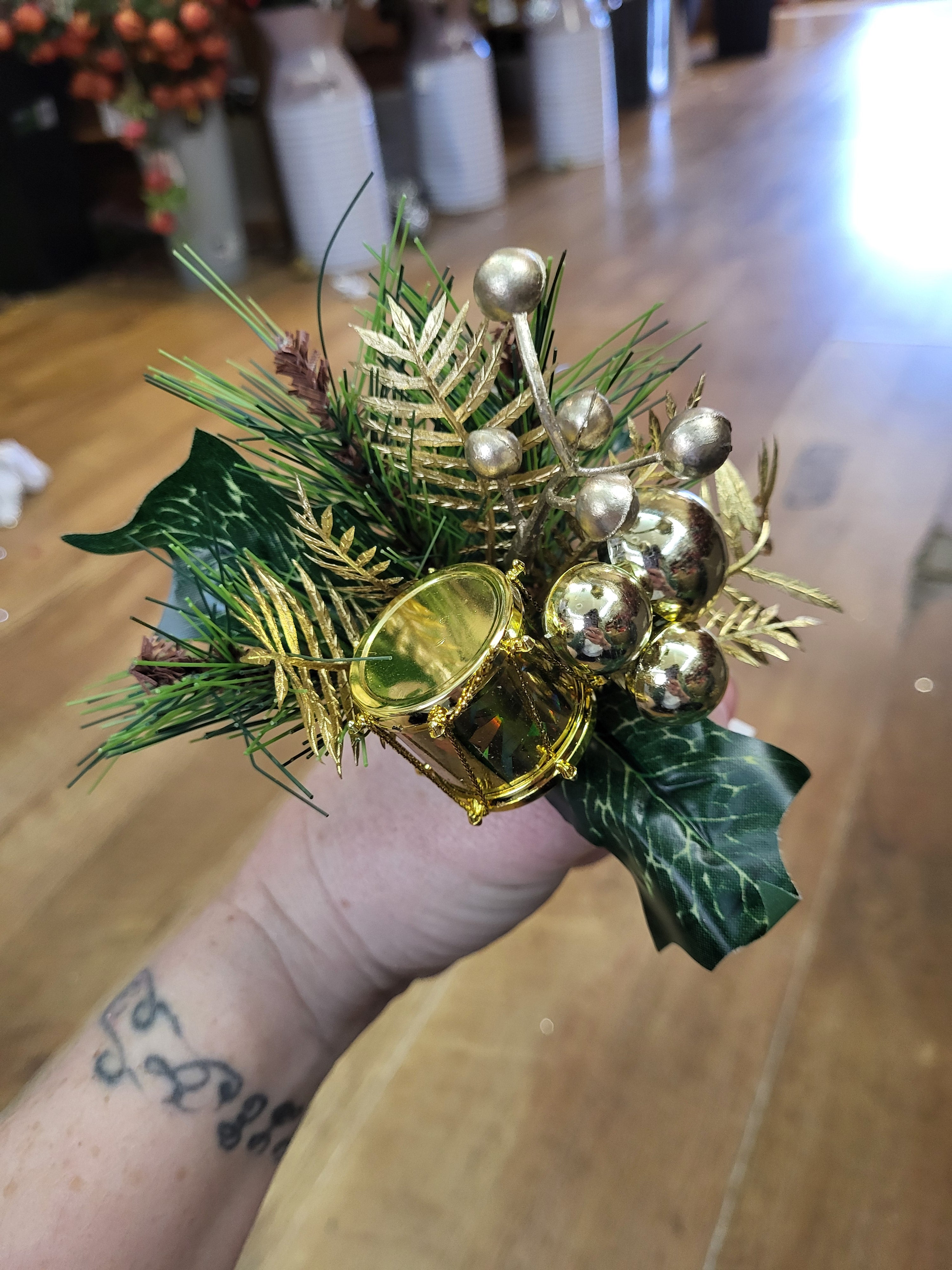 Drum and bauble pick - gold image 2