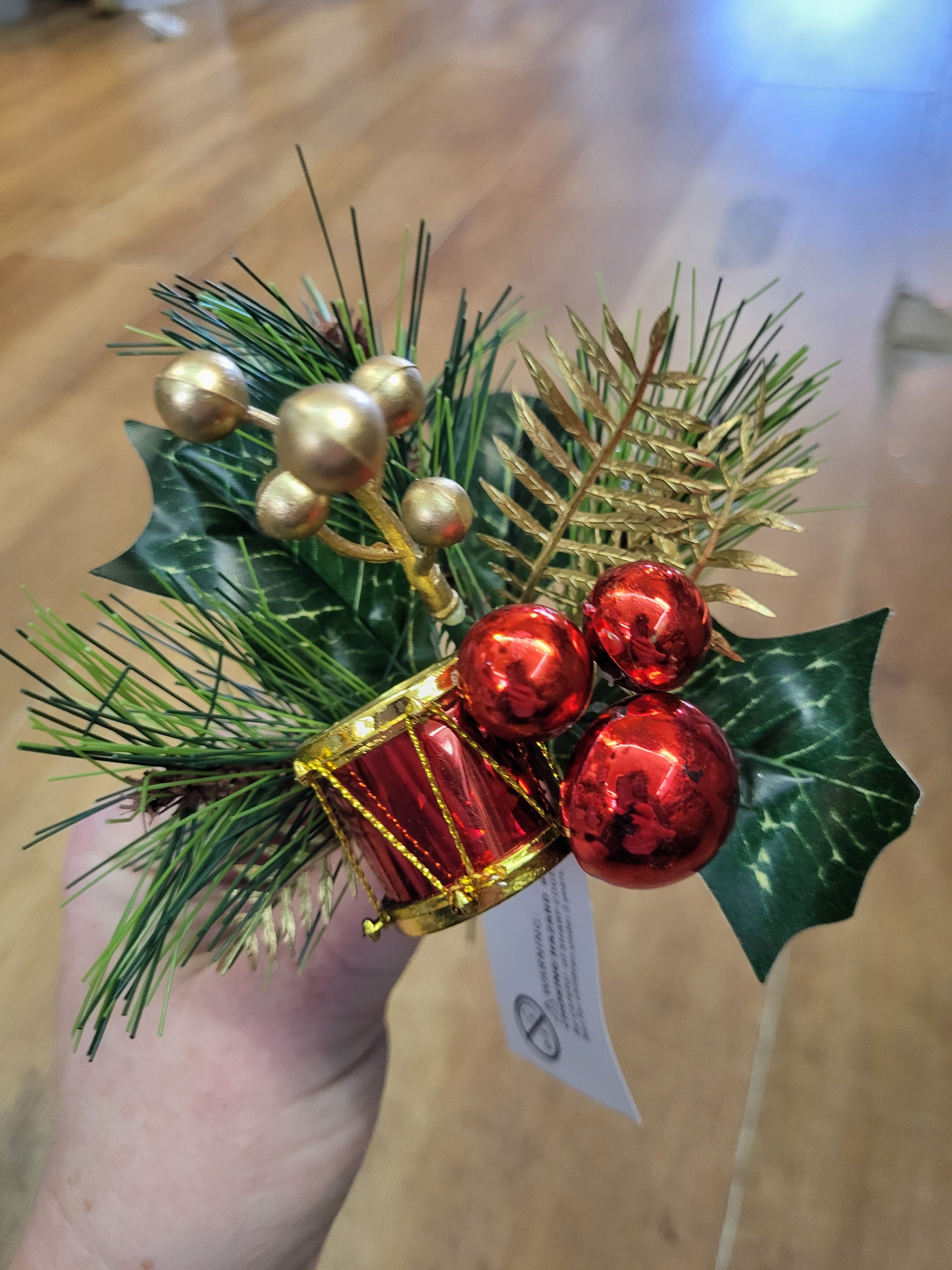 Drum and bauble pick  - red/gold image 3