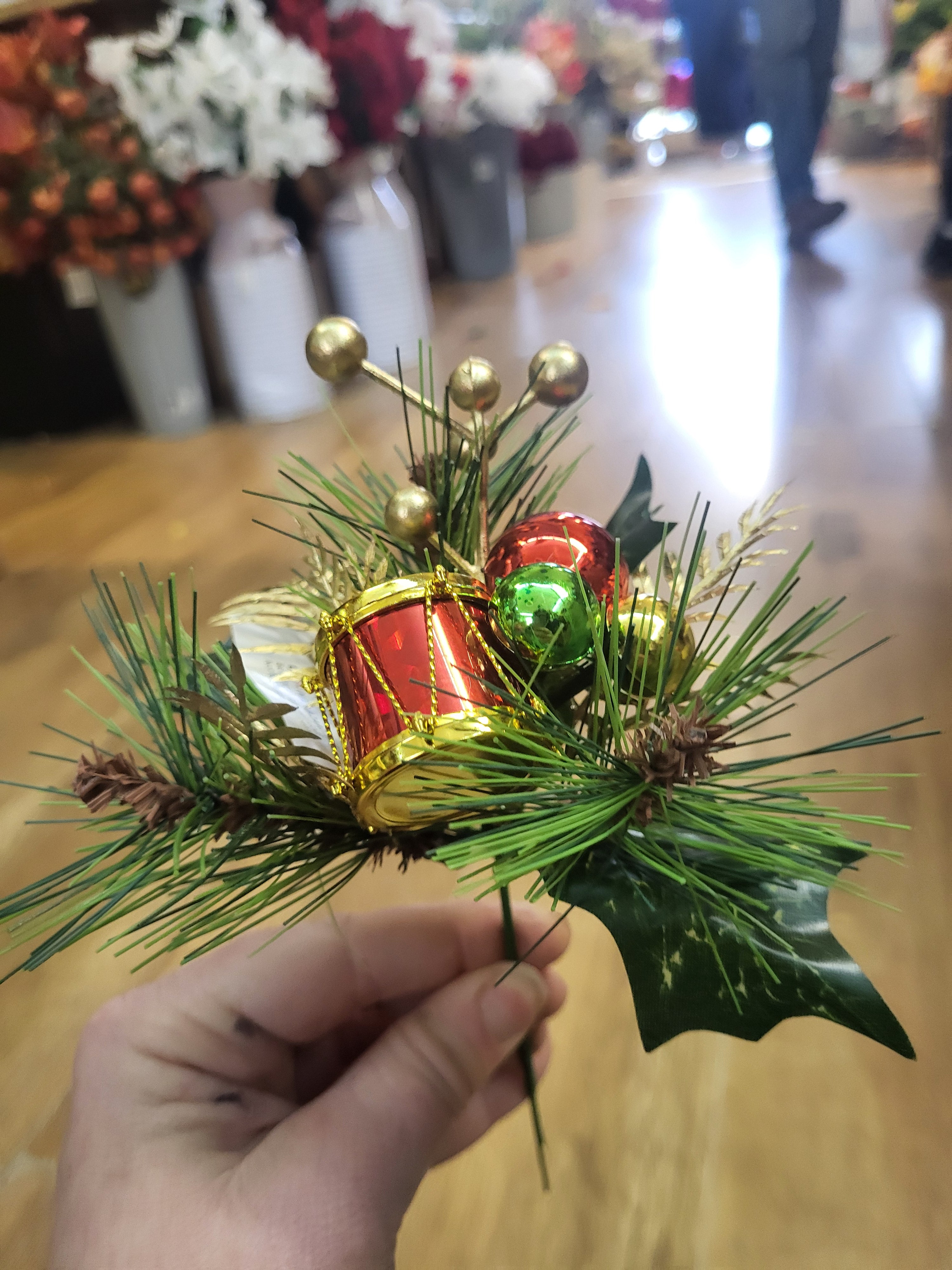 Drum and bauble pick - green/red/gold  image 1