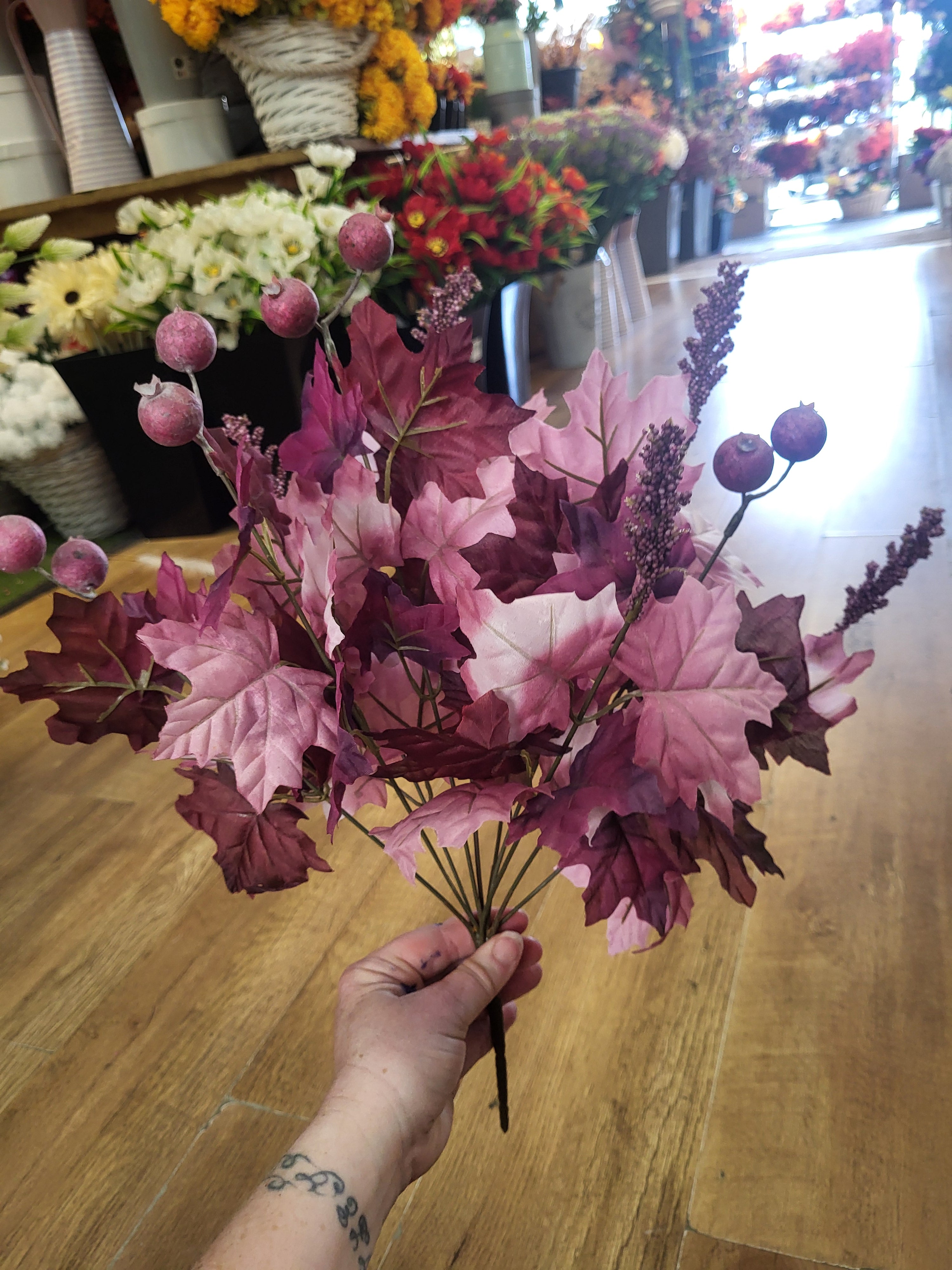 Large purple/mauve autumn maple leaf and berry bunch image 3