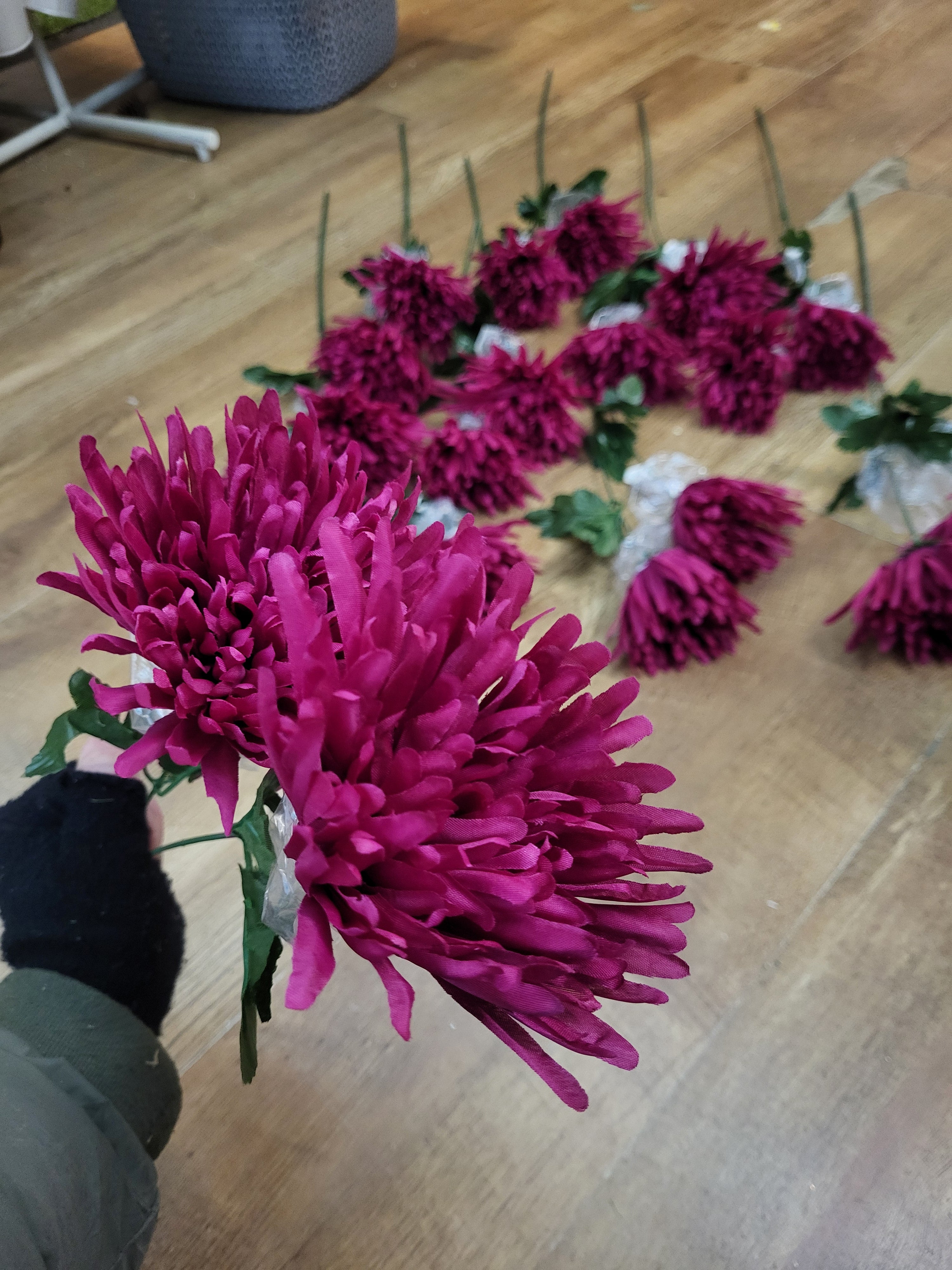 Bundle of 10 long stem 2 headed Carnival spiky mum - deep pink image 0