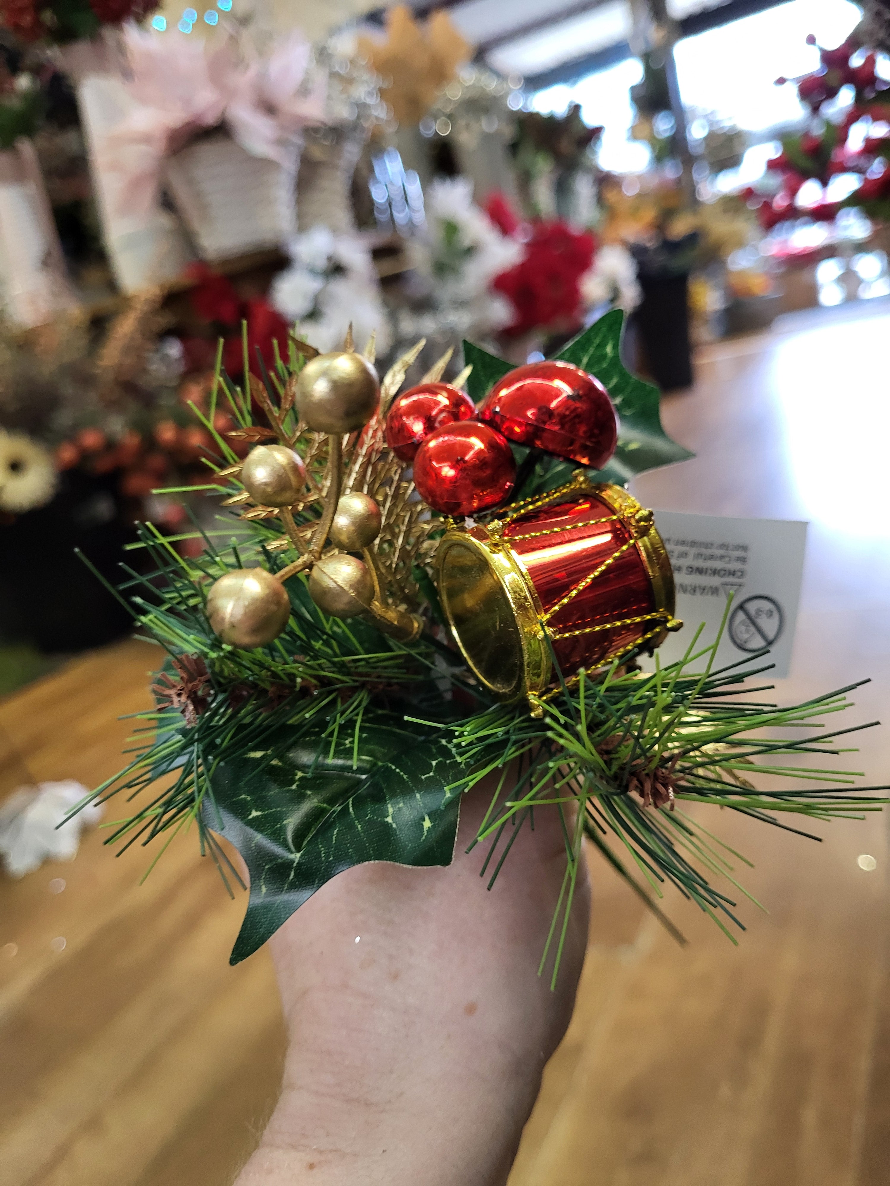 Drum and bauble pick  - red/gold image 2