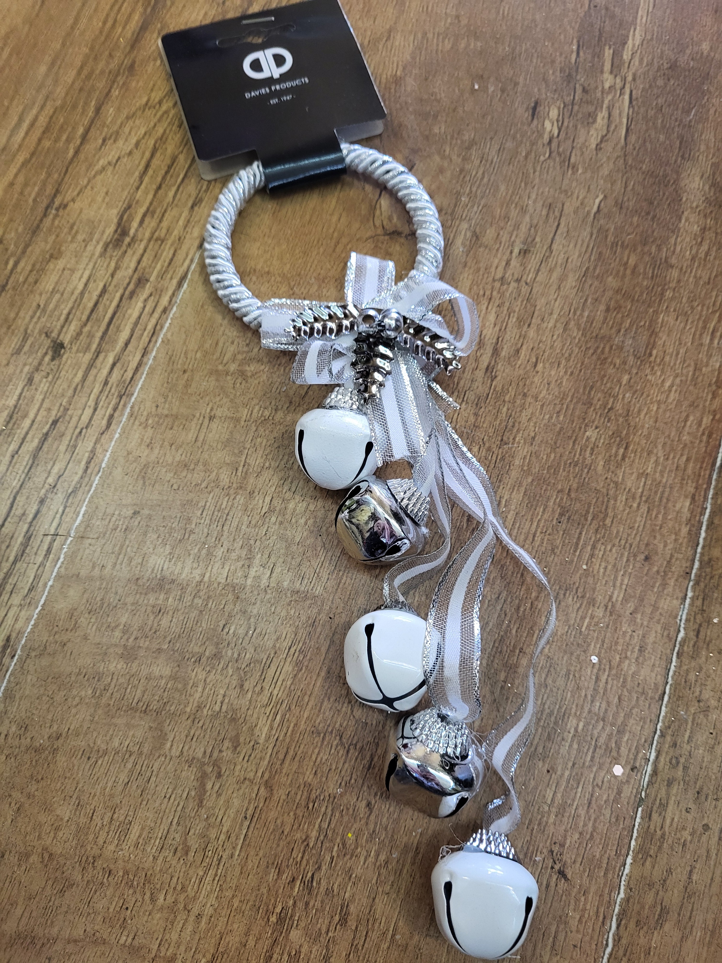 Hanging circle with bells and ribbon - silver and white  image 0