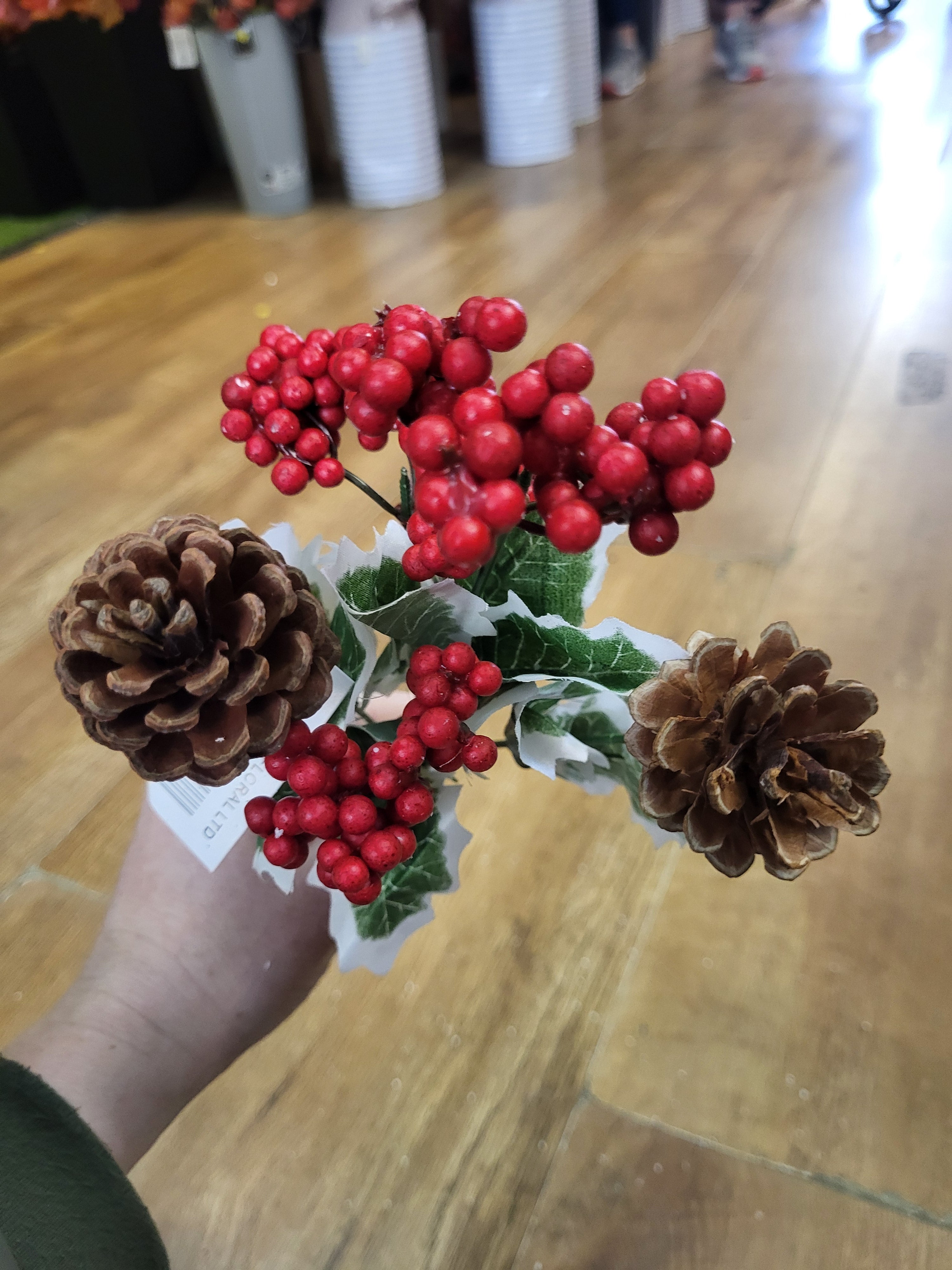 Cone and berry bunch - 2 colours available image 3