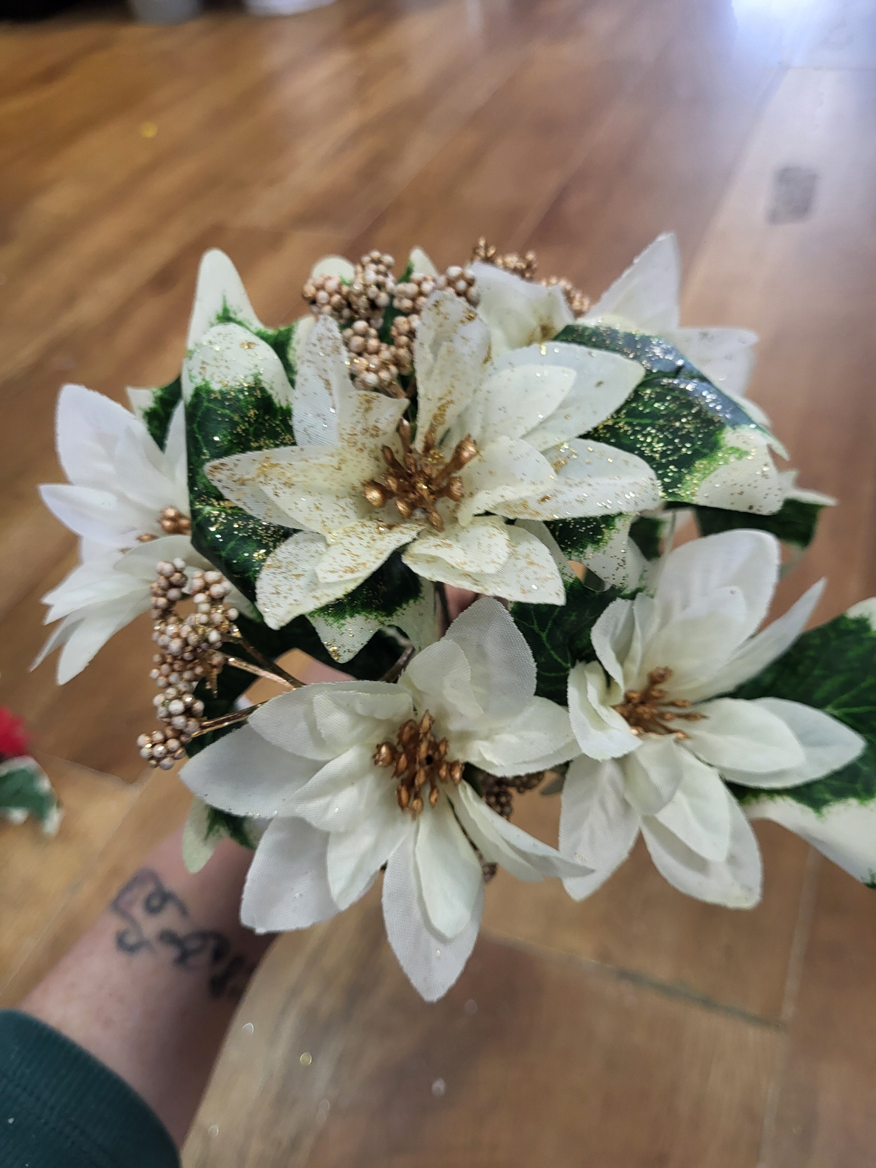 Poinsettia and holly leaves bunch - 3 colours available image 3