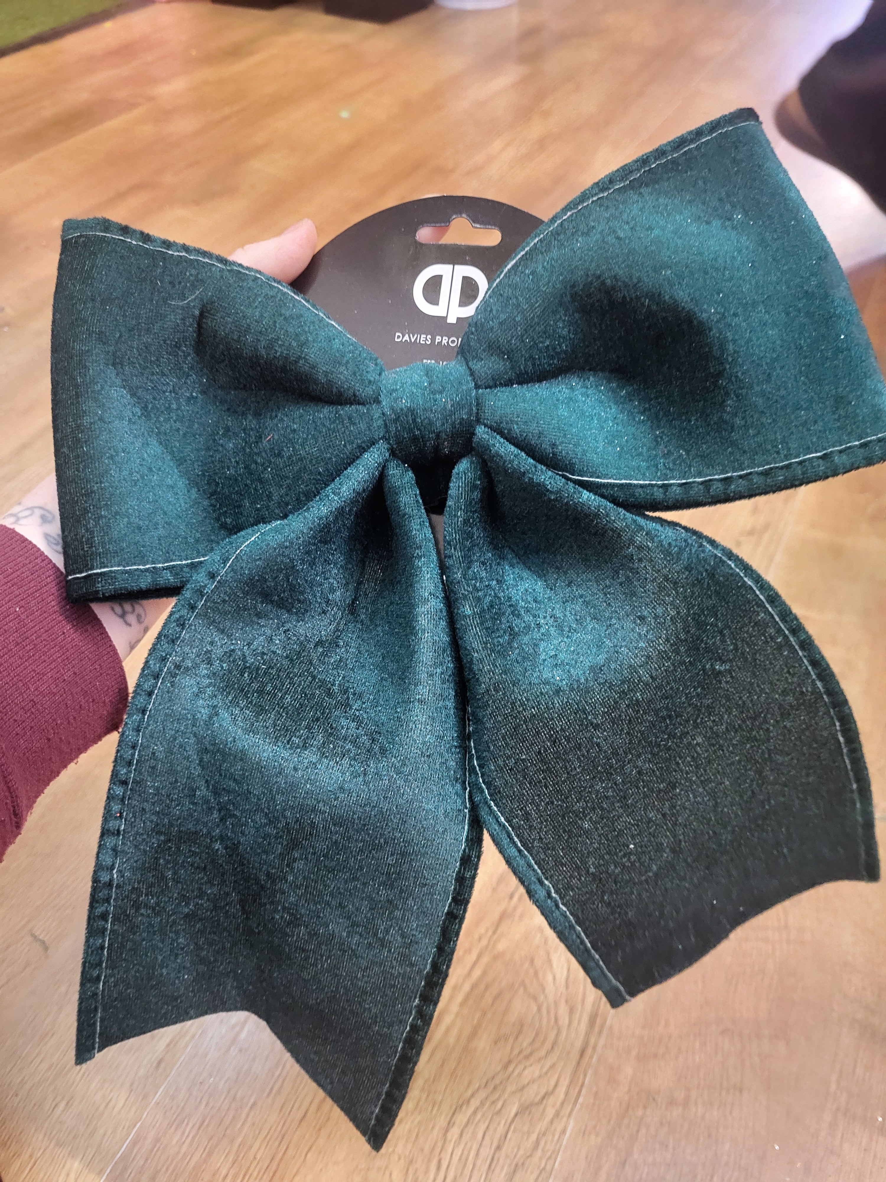 Medium 30x35cm deep green velvet bow image 1