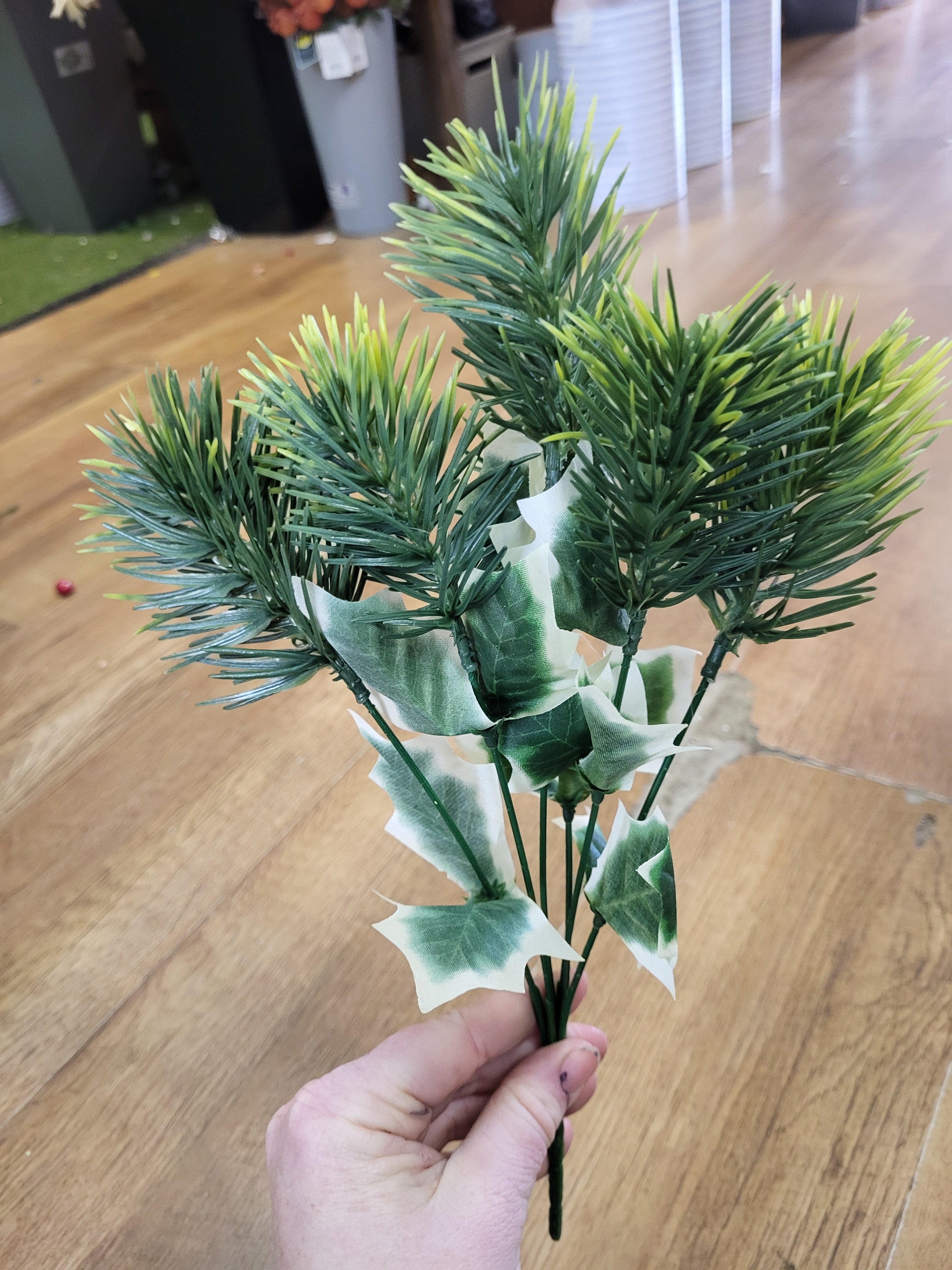 Pine bunch with Holly leaves - 2 colours available image 2