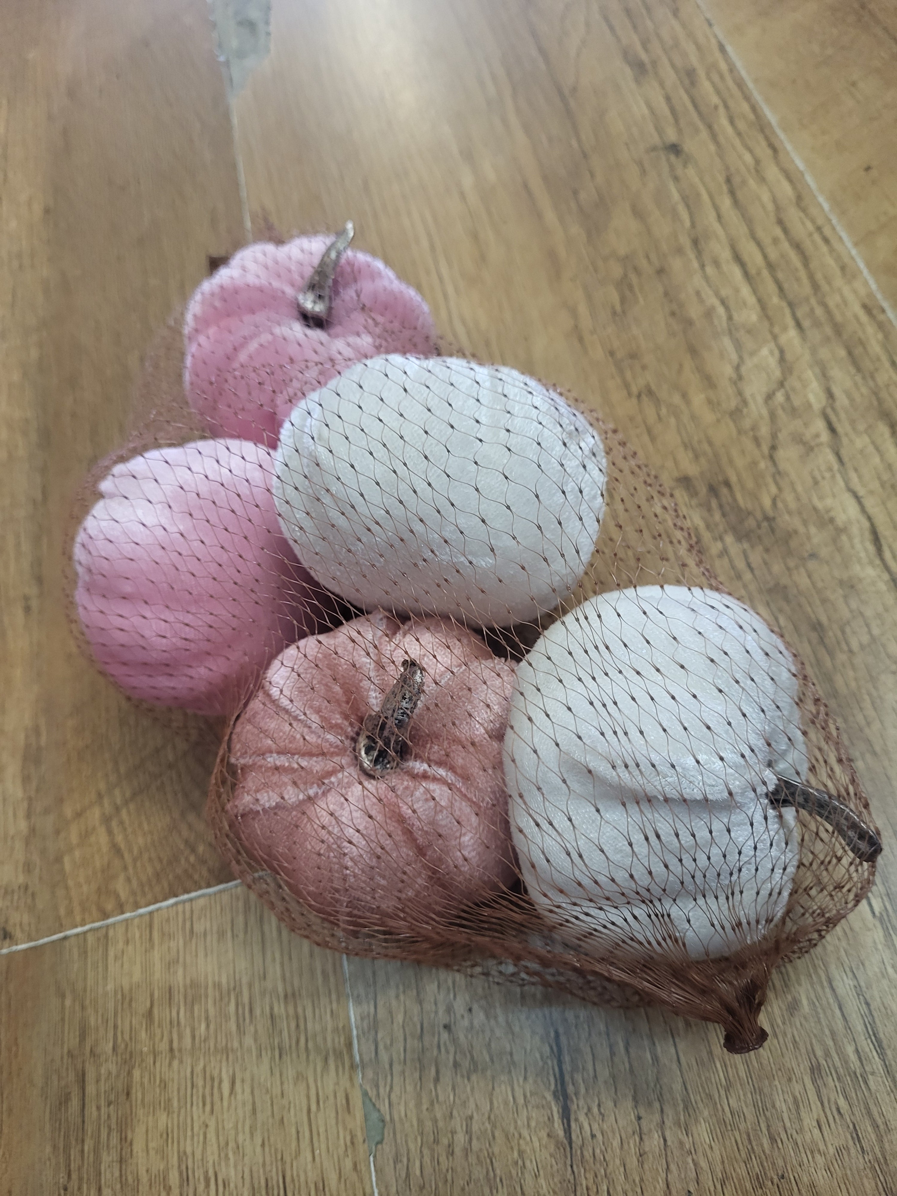 Pack of 5 mini velvet pumpkins - pinks and silver image 3