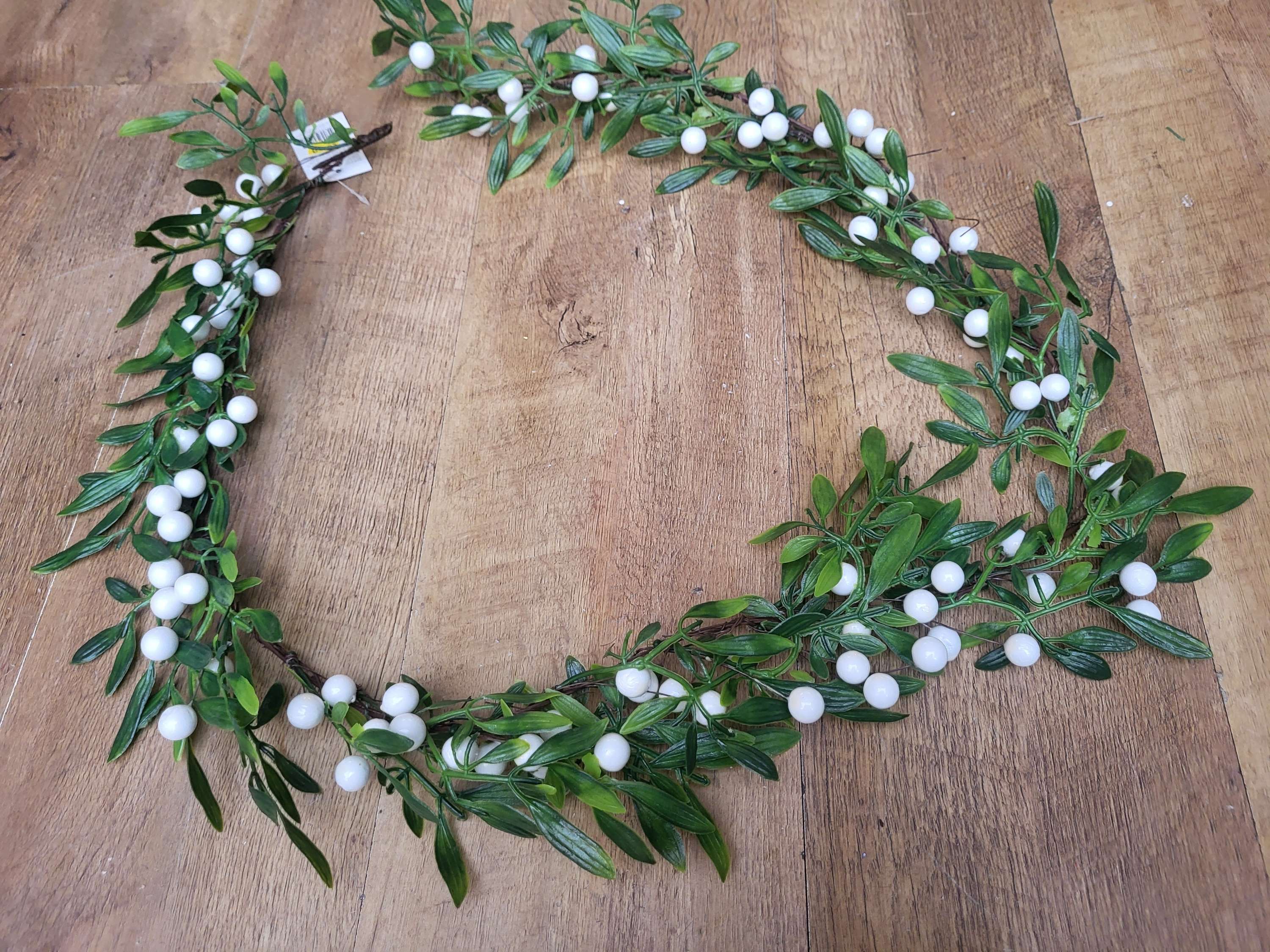 Plain leaf white berry mistletoe garland  image 0