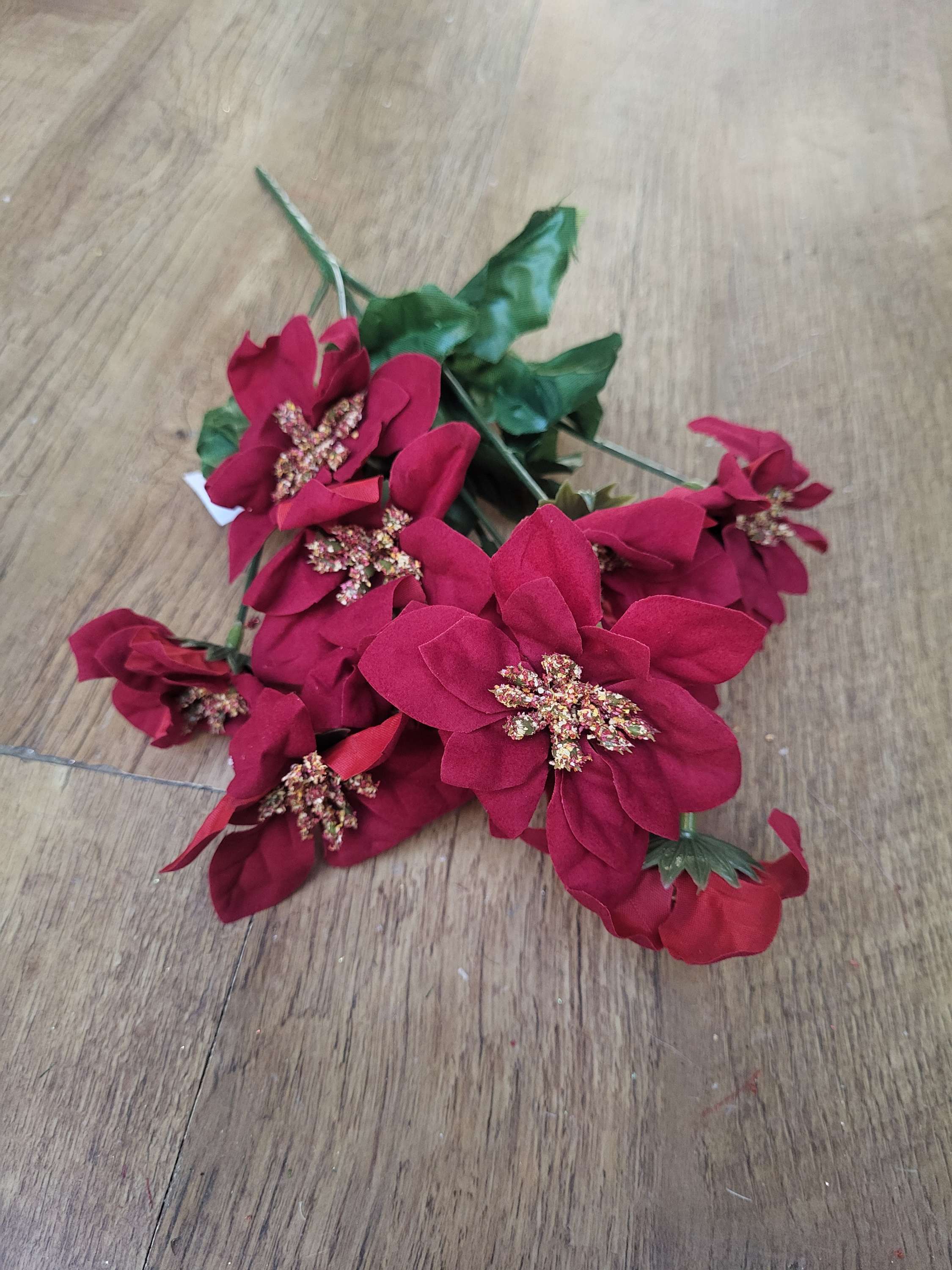 Mini poinsettia bunch - 2 colours available image 3