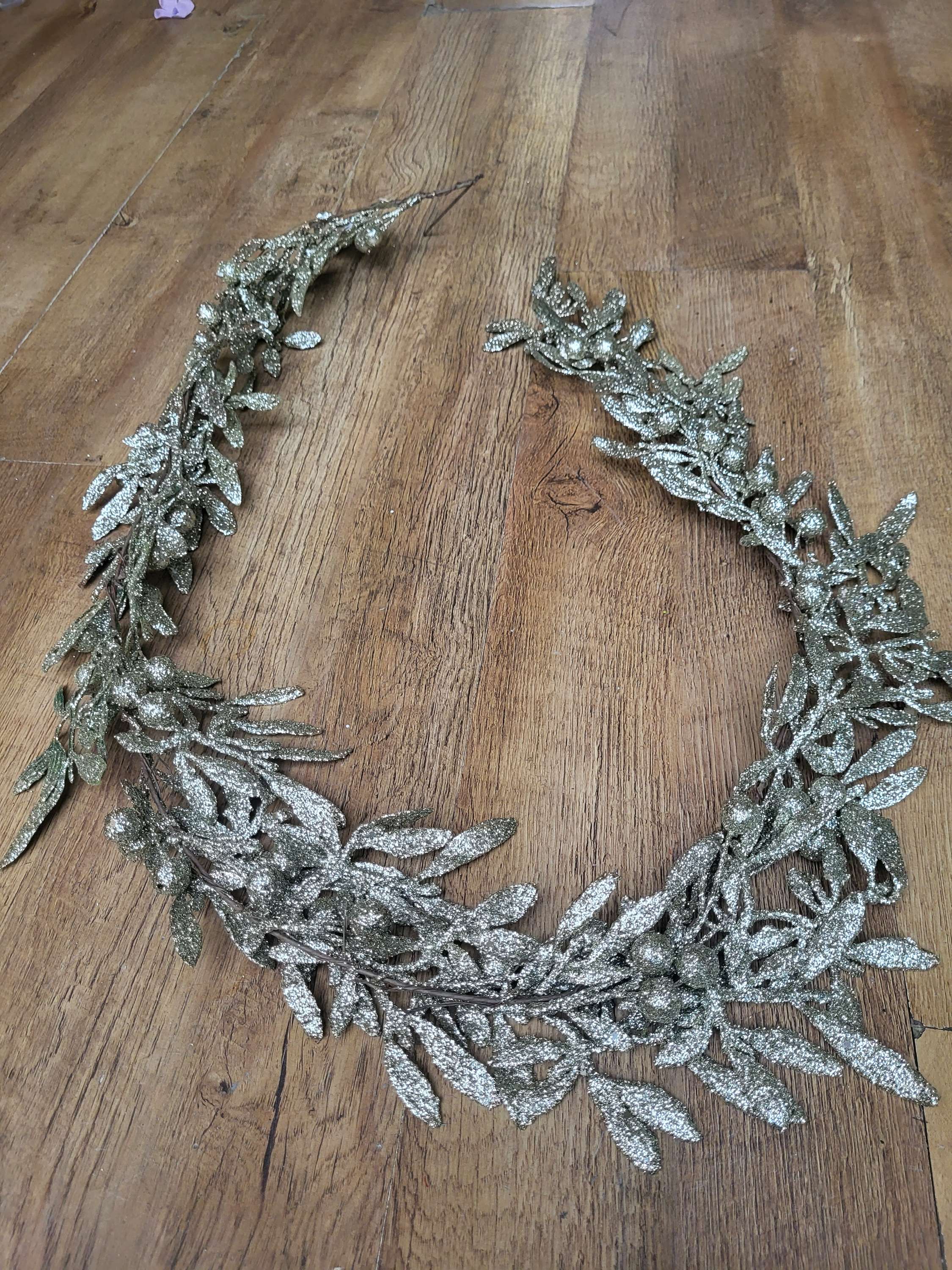 Champagne gold glittered mistletoe garland  image 0