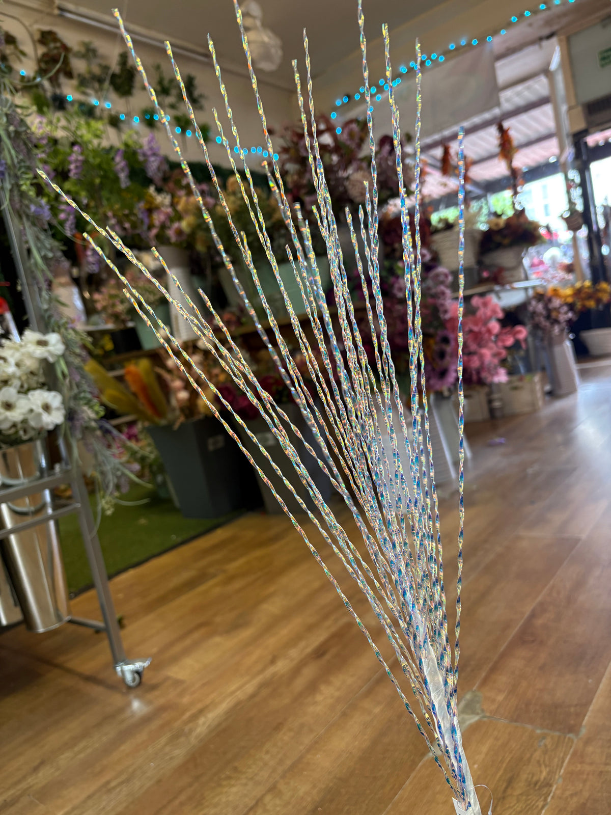 Long stem iridescent twirly spray