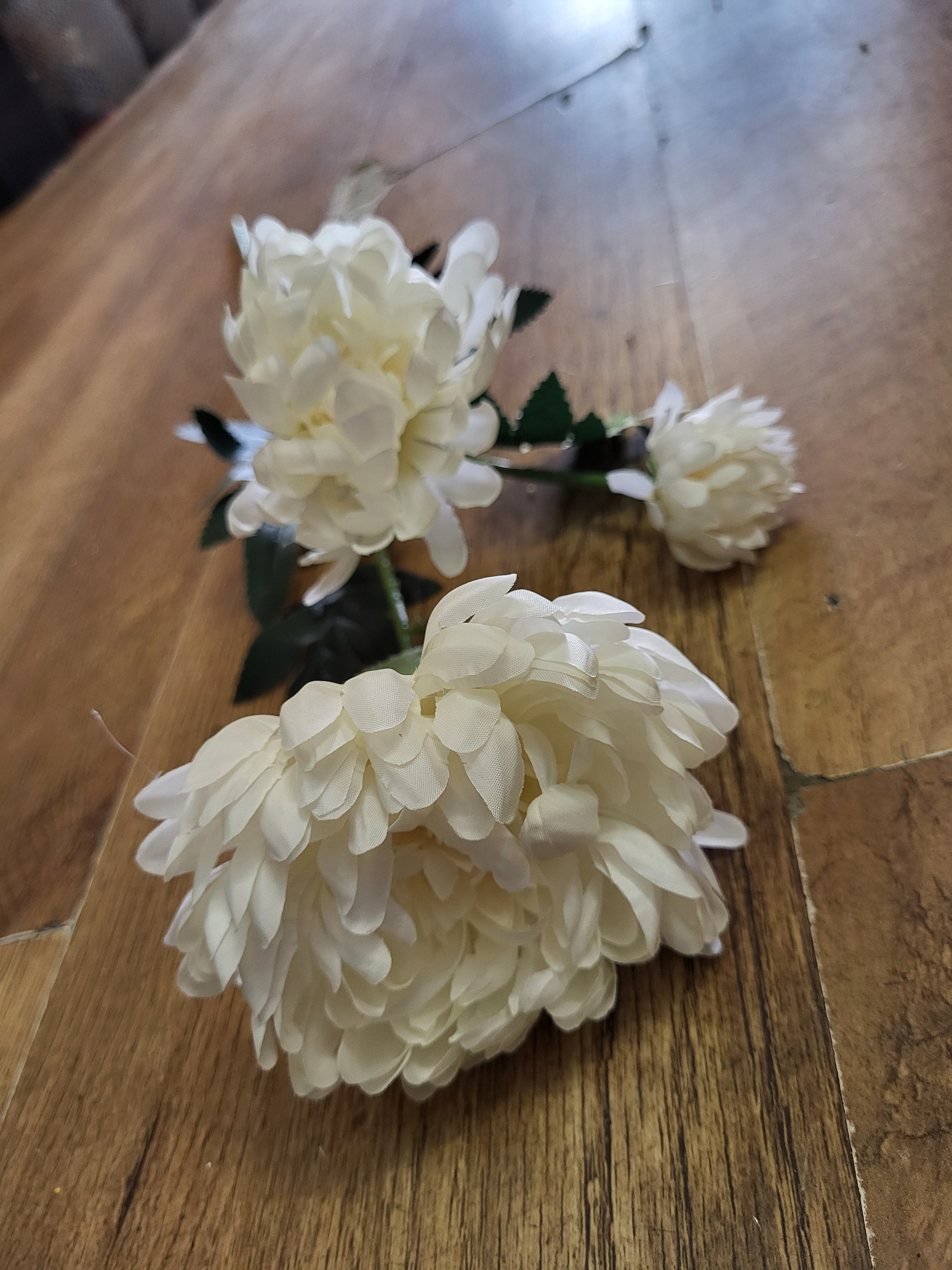 63cm tall Ivory 3 headed chrysanthemum stem image 0