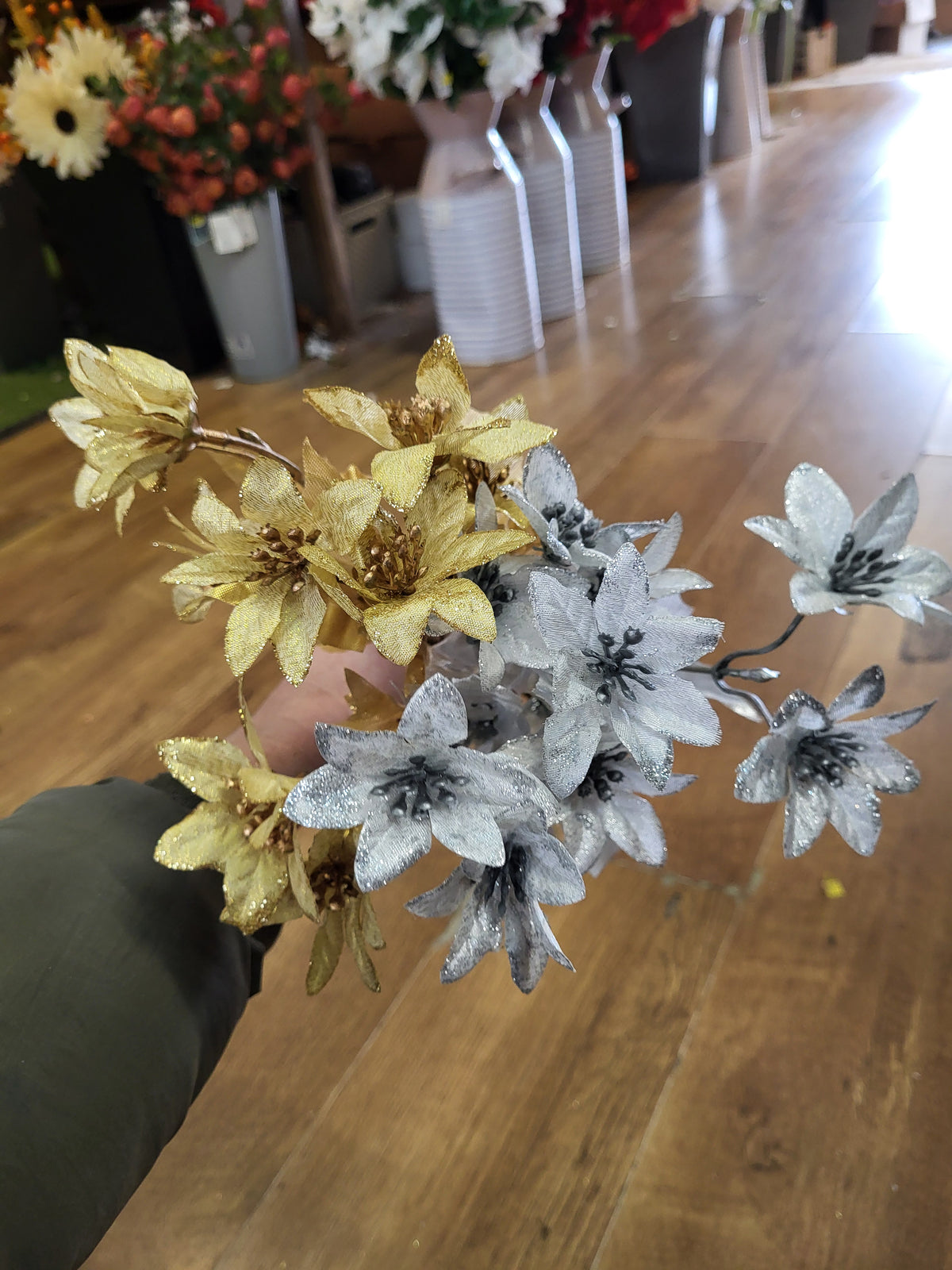 Metallic mini poinsettia bunch - 2 colours available image 0