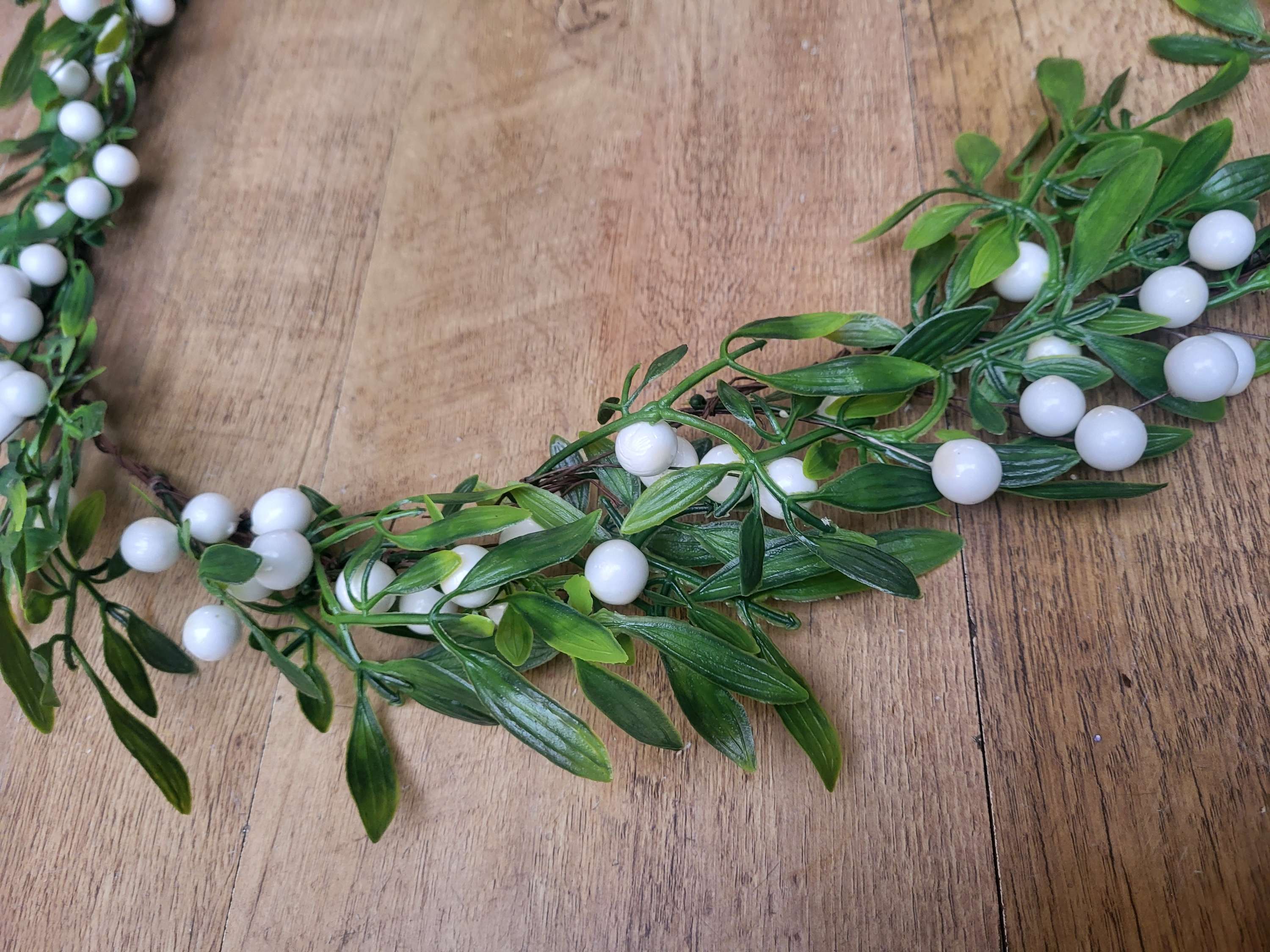 Plain leaf white berry mistletoe garland  image 2