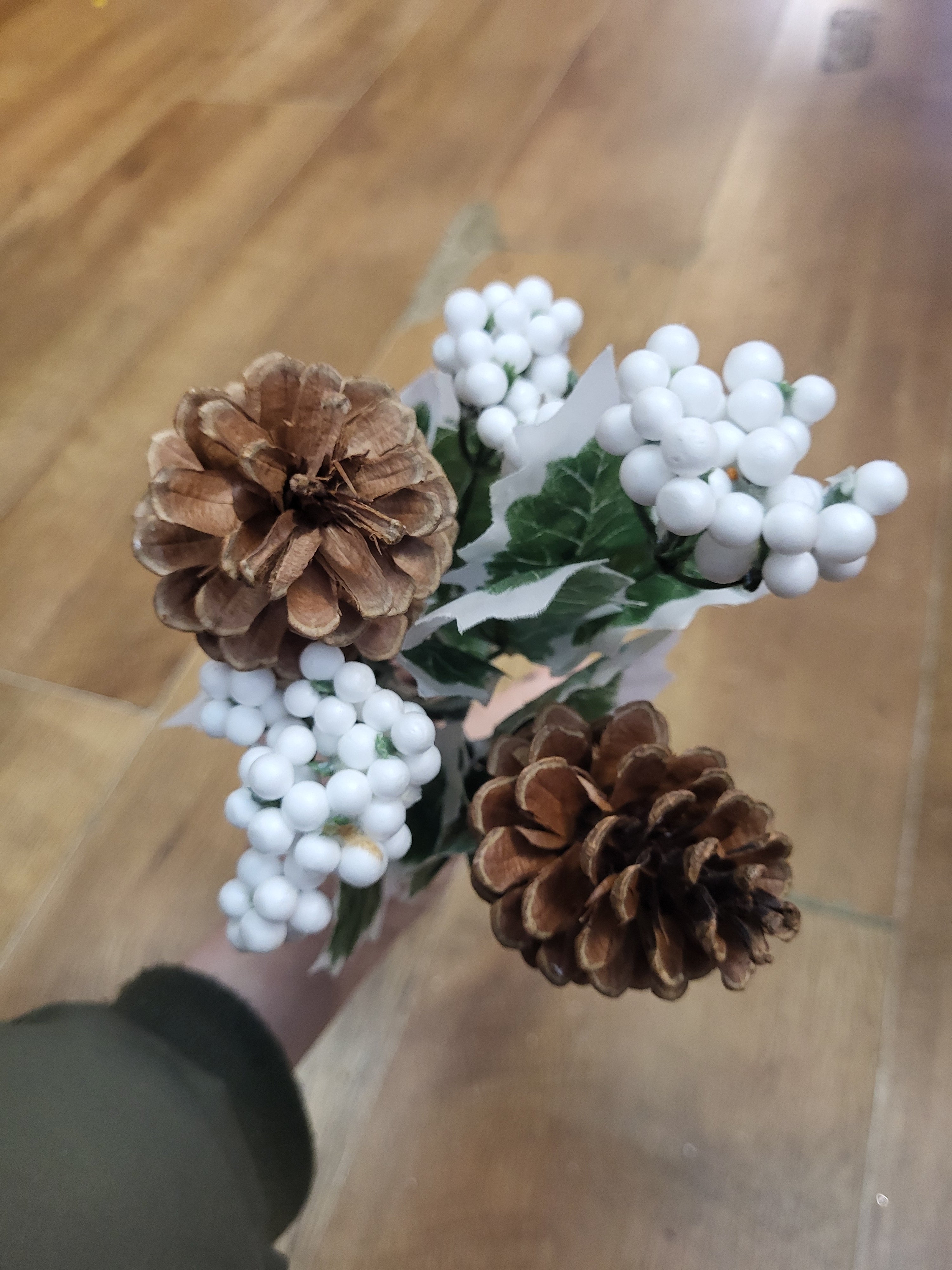 Cone and berry bunch - 2 colours available image 6