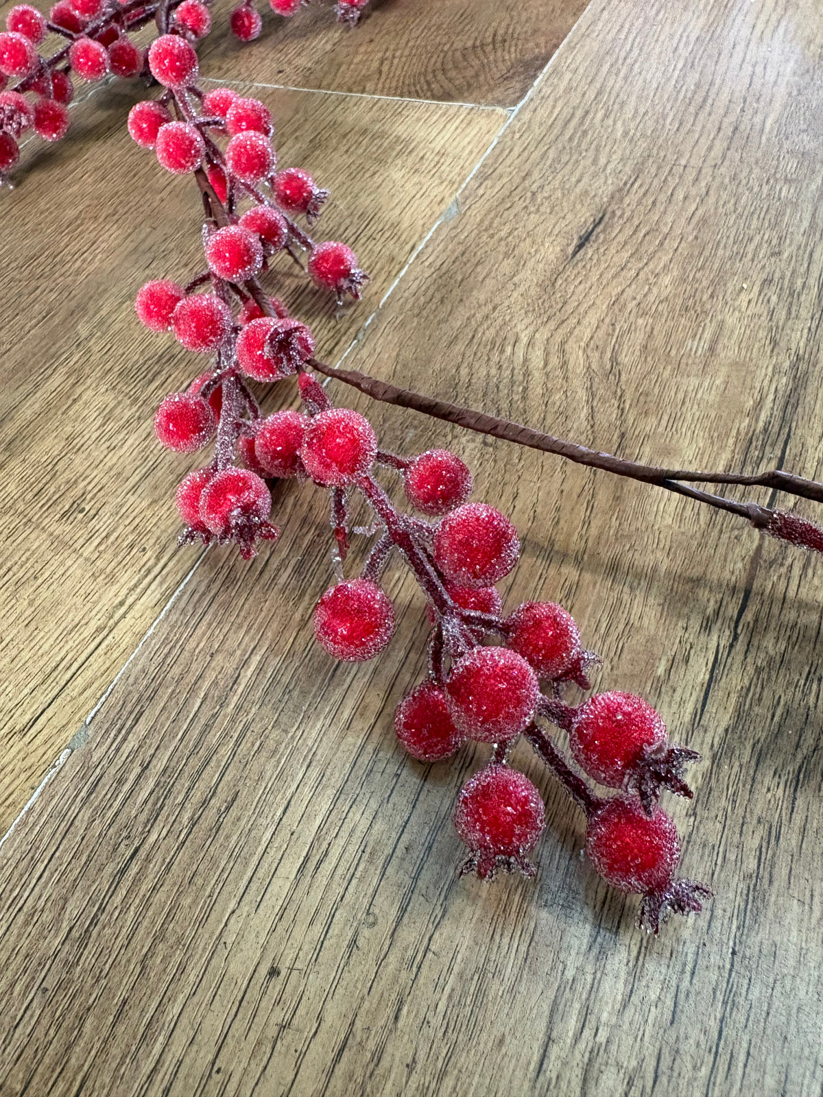 135cm frosted red berry garland