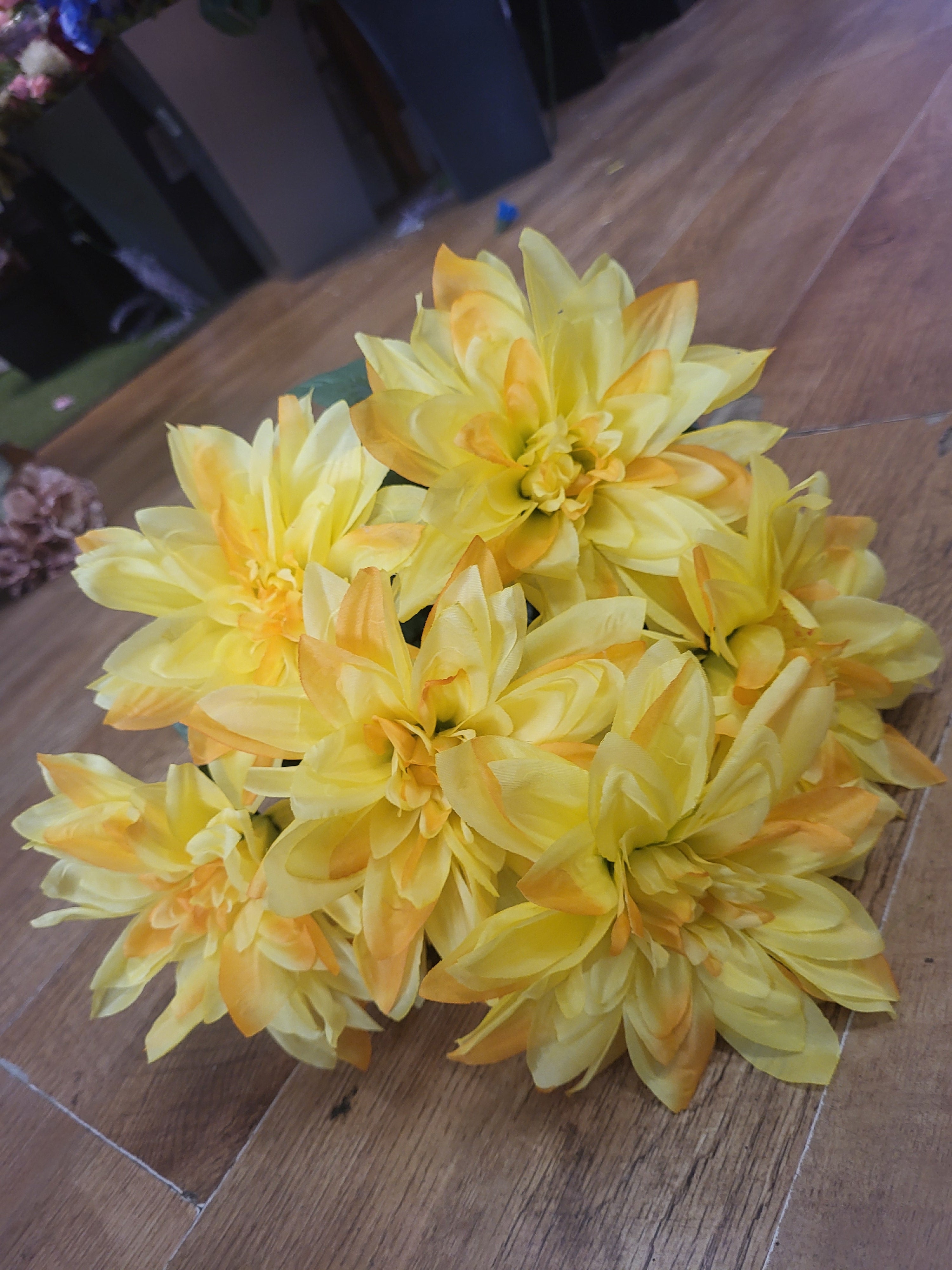 Large 7 headed yellow monarch dahlia bunch image 1