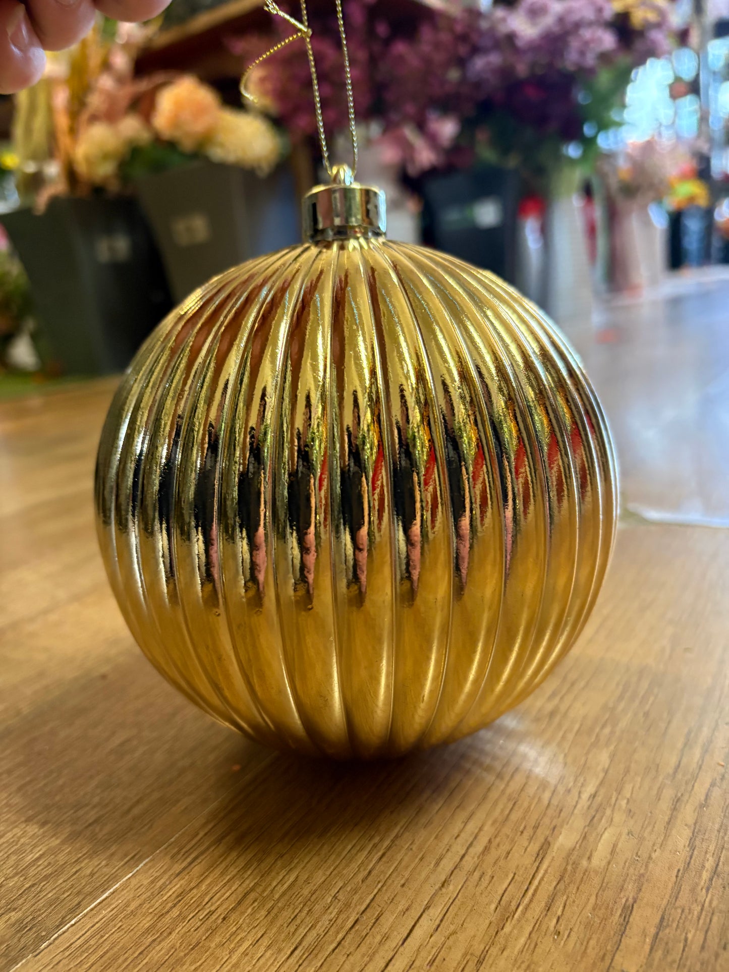 Large 15cm ribbed gold bauble
