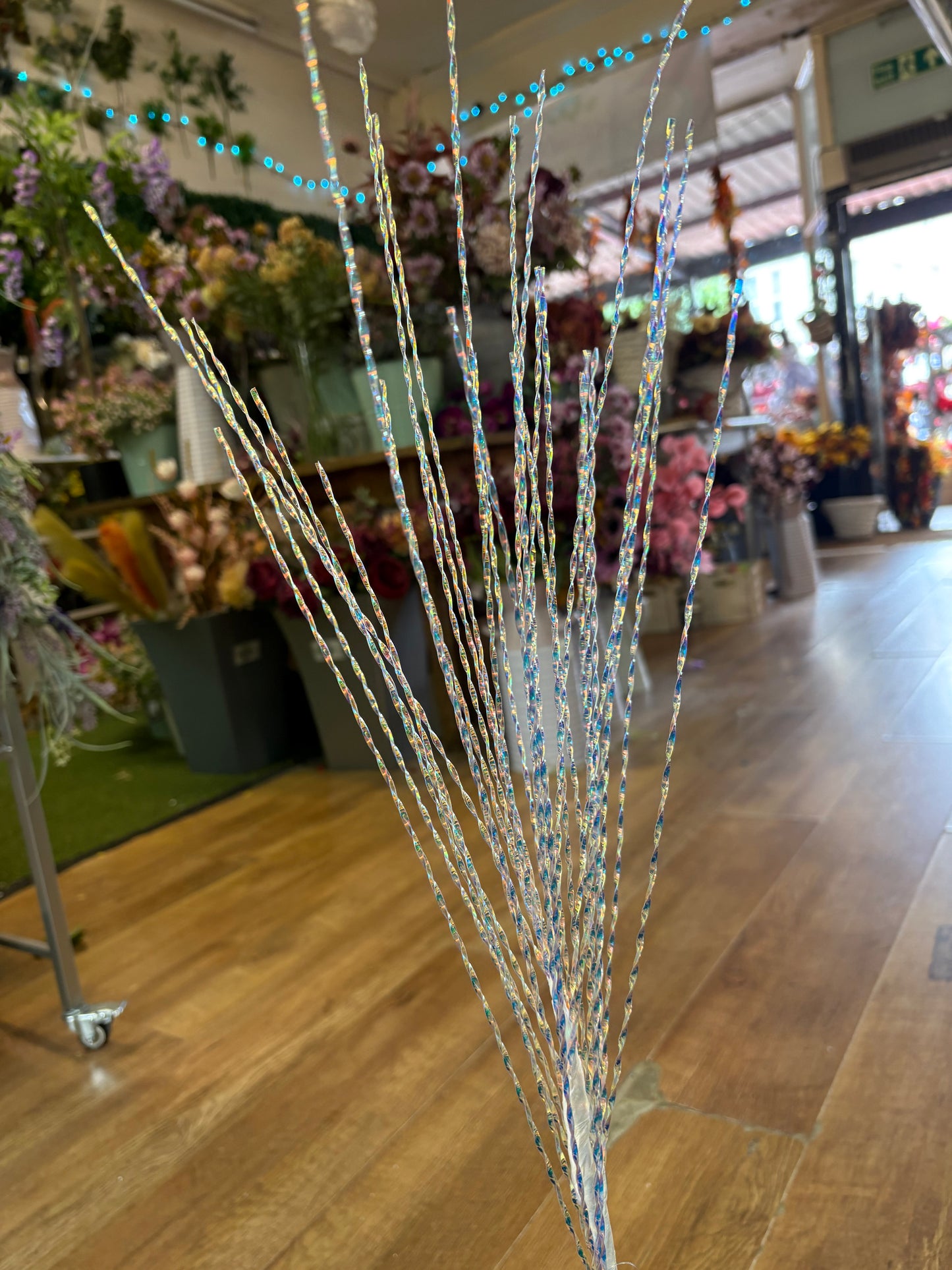 Long stem iridescent twirly spray