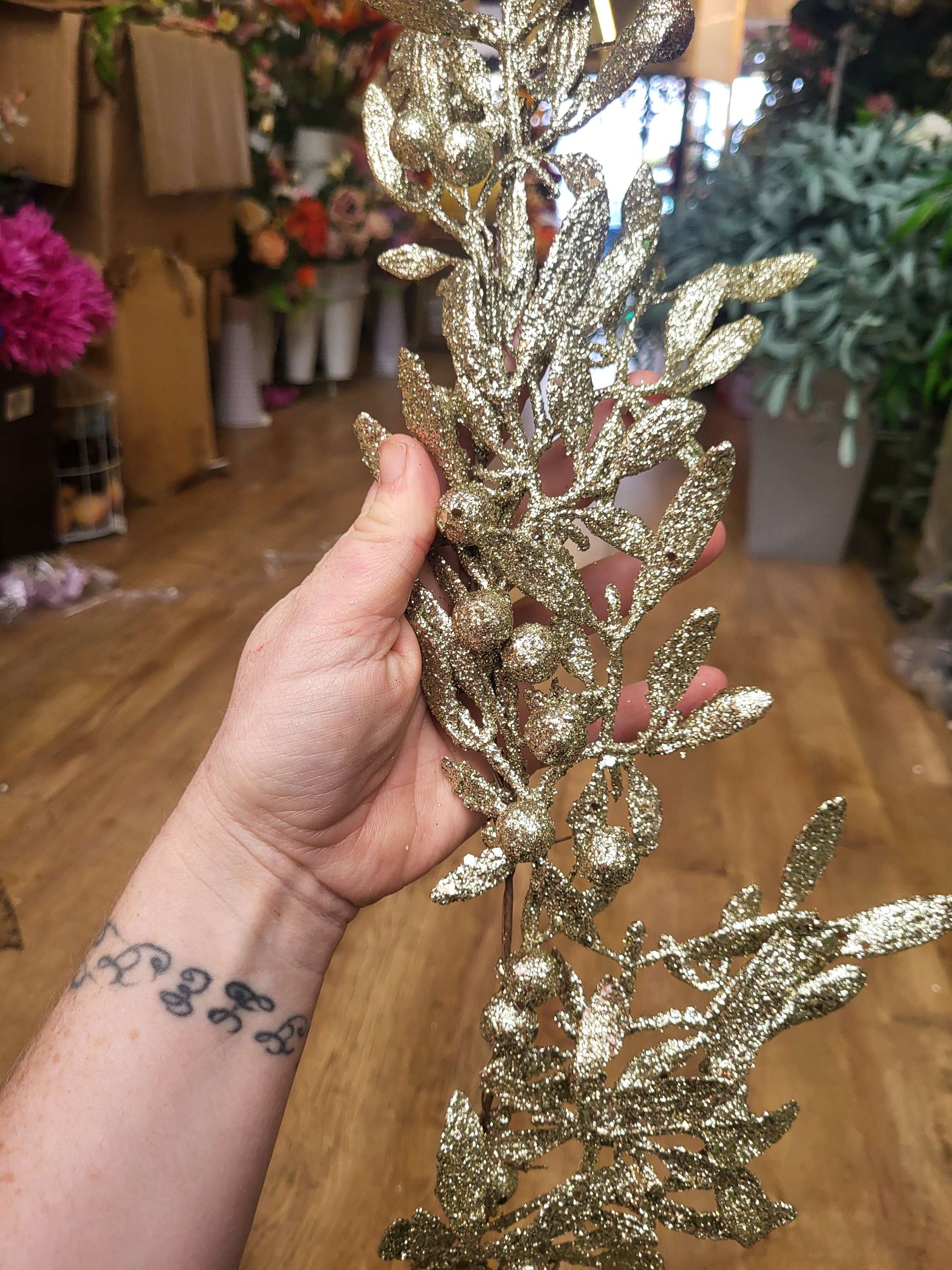 Champagne gold glittered mistletoe garland  image 3