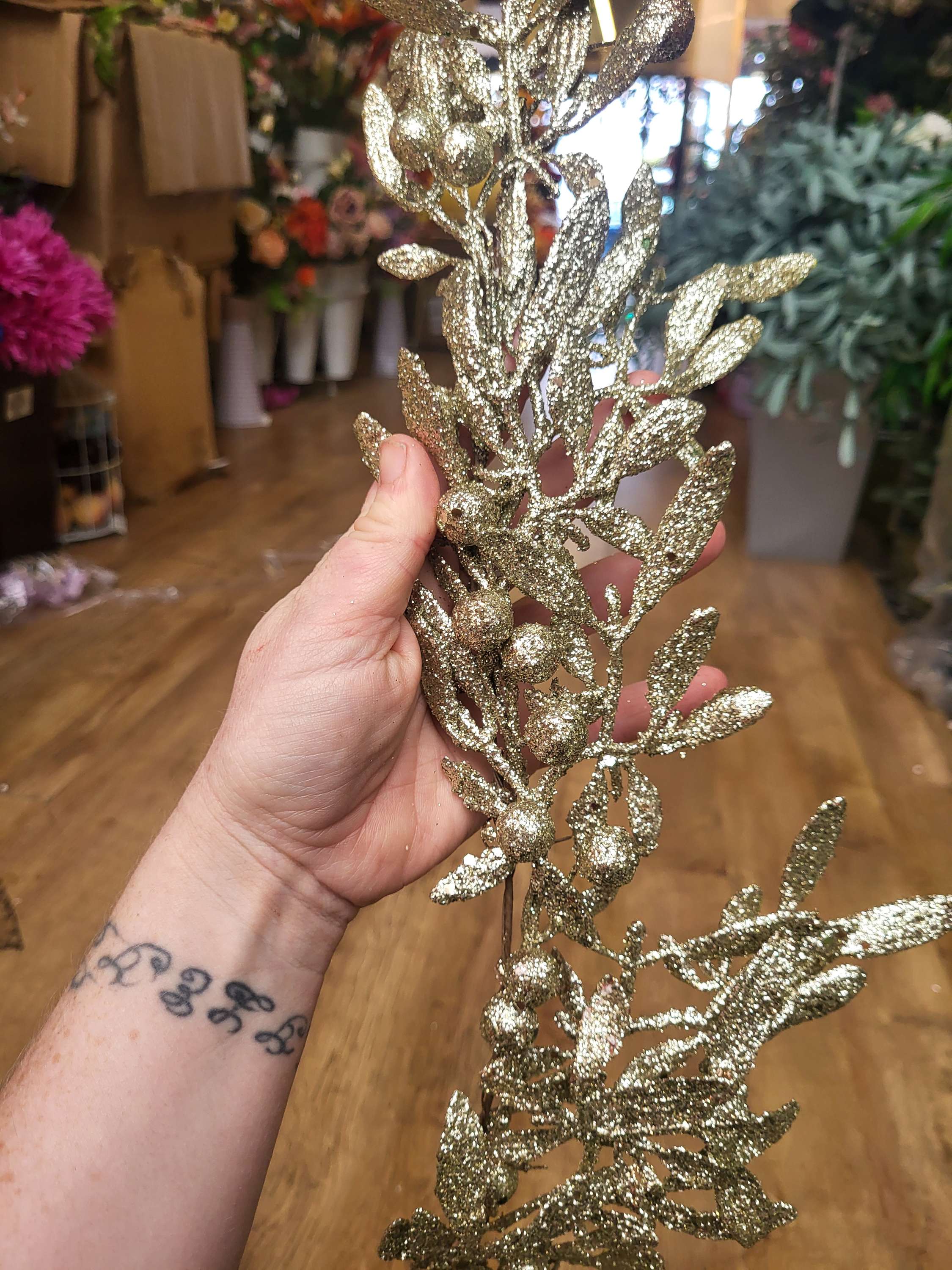 Champagne gold glittered mistletoe garland  image 3