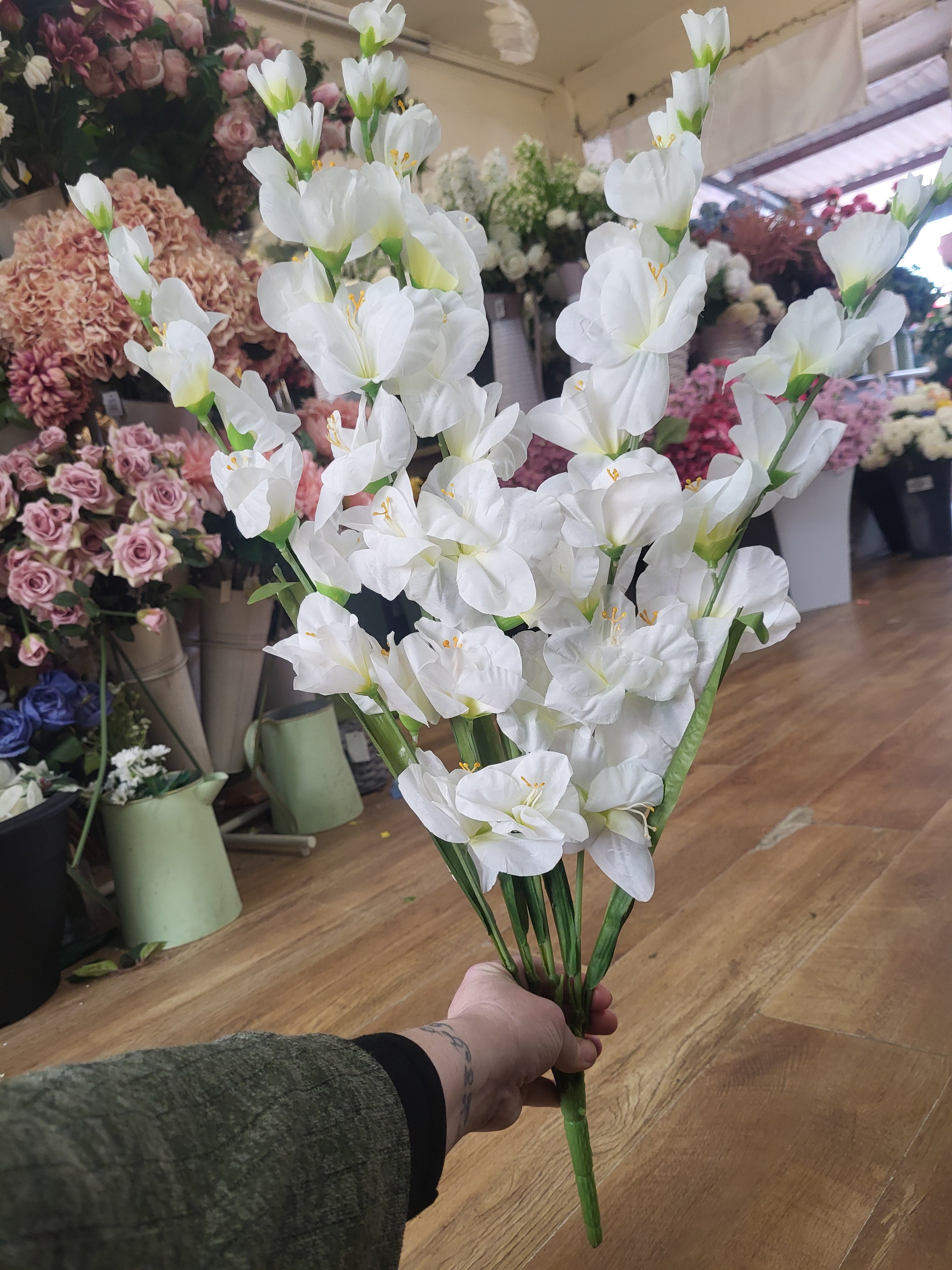 Large 5 stemmed bunch of white gladioli image 0
