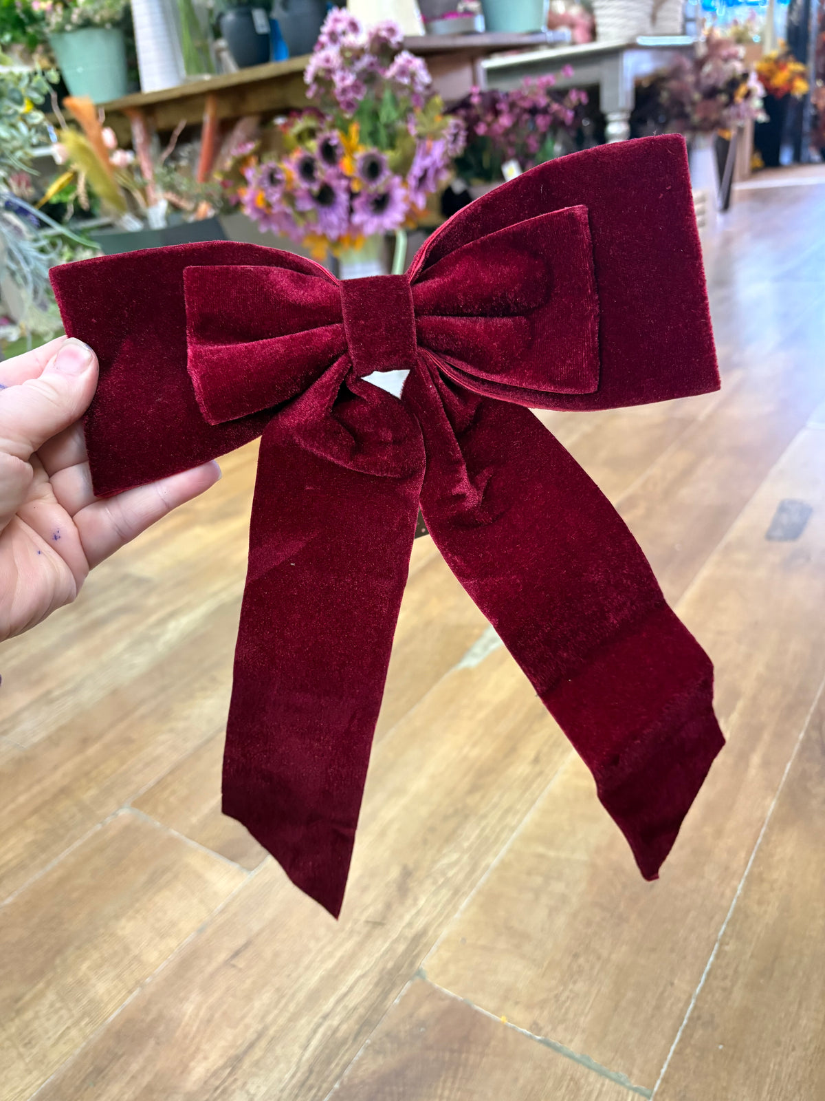 Burgundy velvet clip on bow 23x32cm