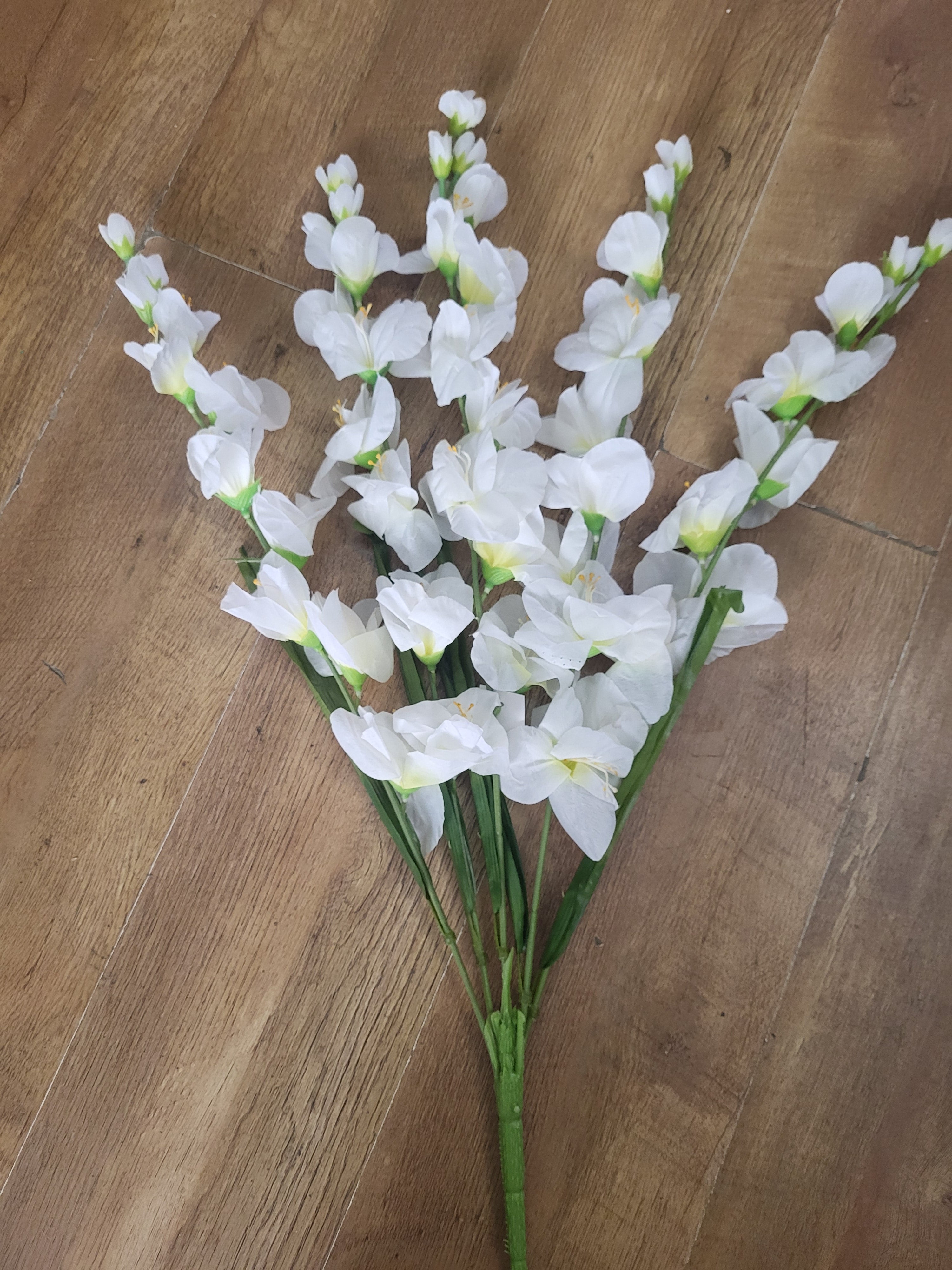 Large 5 stemmed bunch of white gladioli image 1