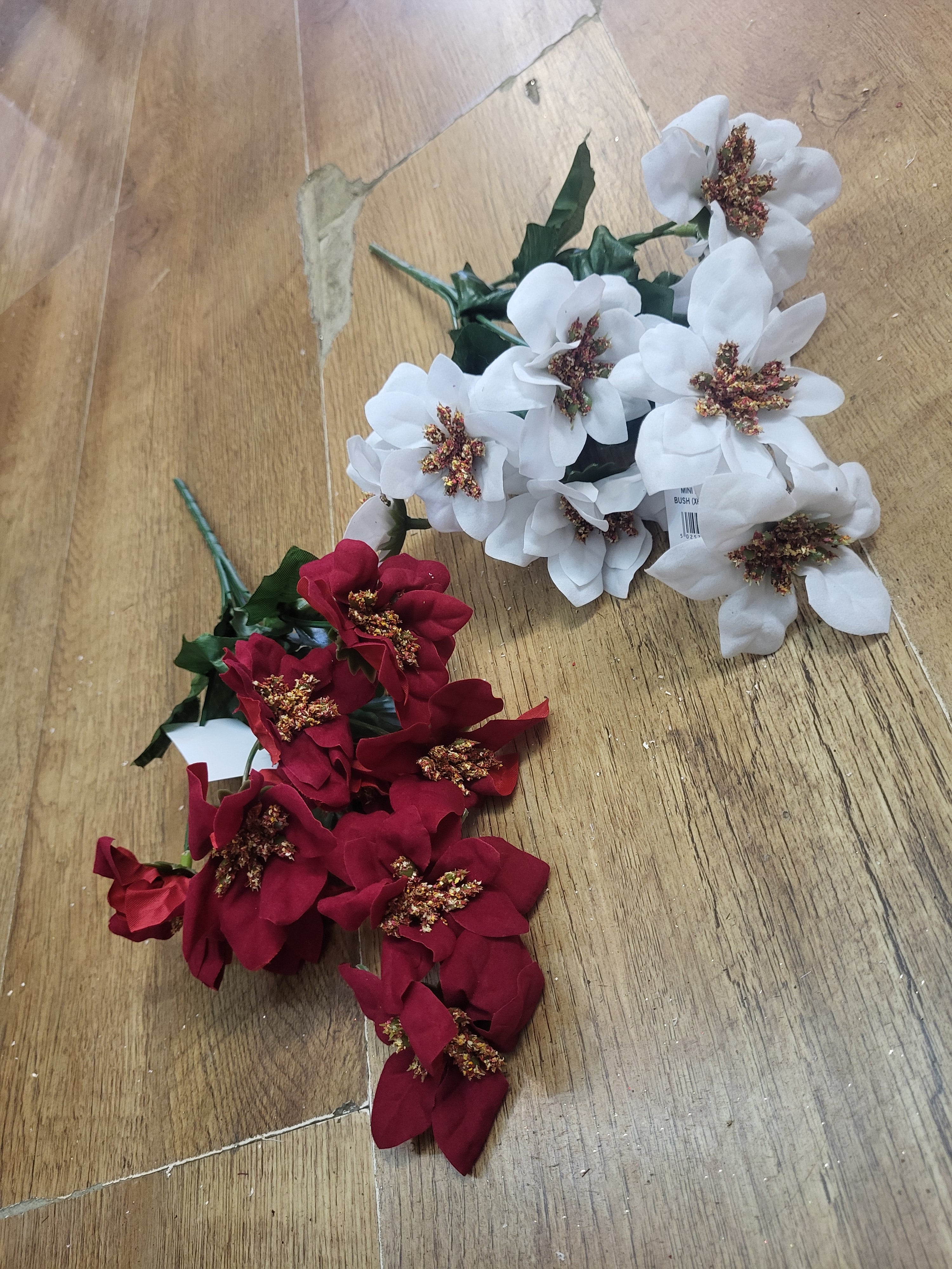 Small head poinsettia bunch - 2 colours available image 0