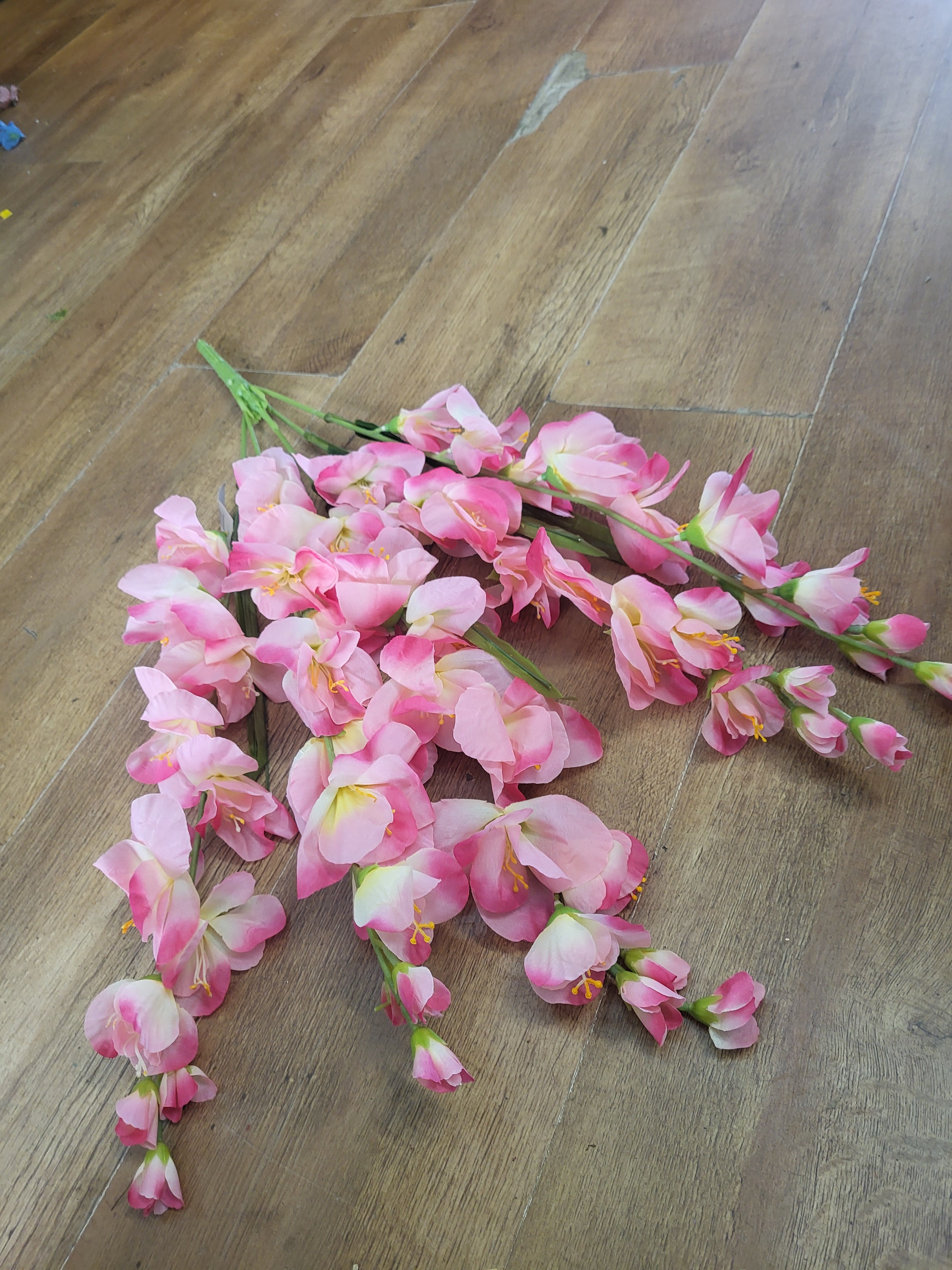 Large 5 stemmed bunch of pink gladioli image 2