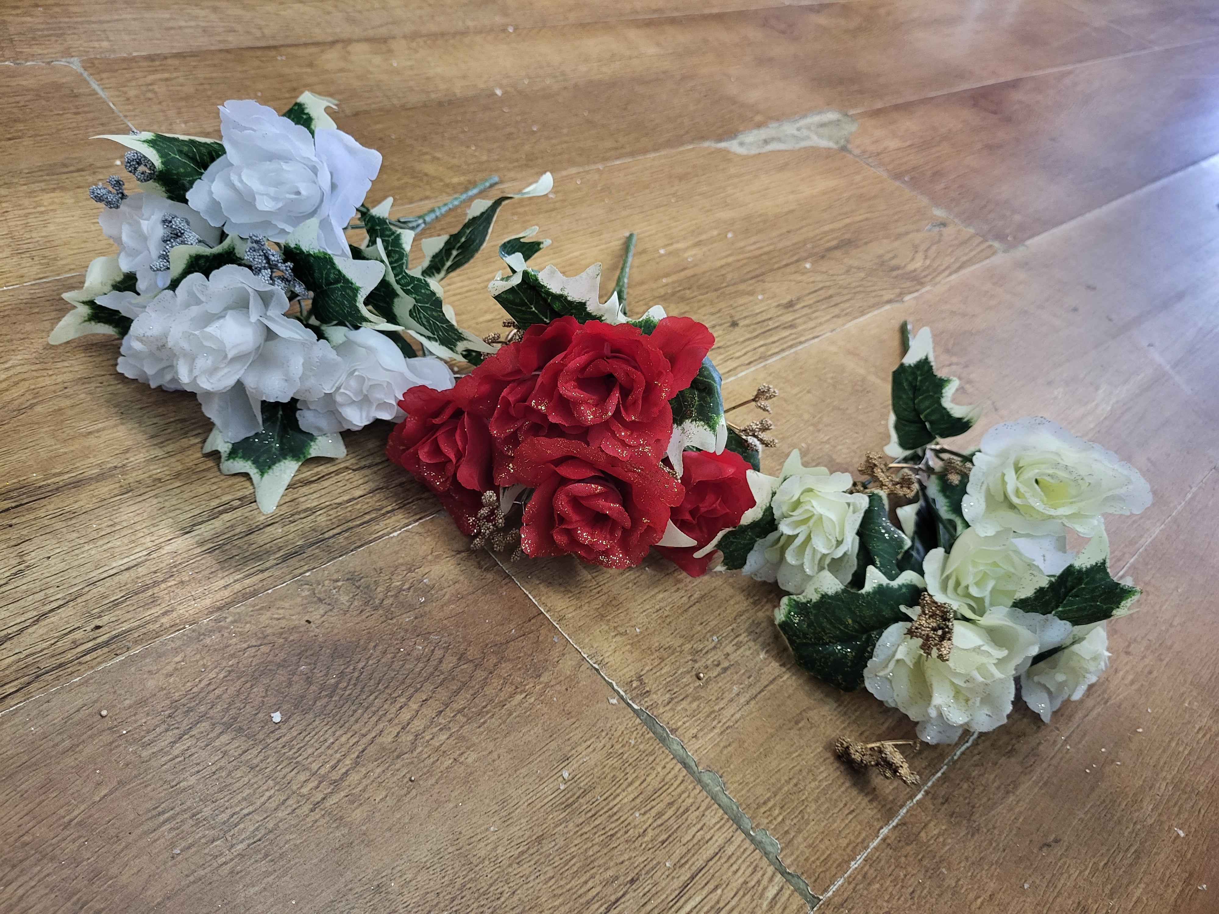 Open rose and holly leaves bunch - 3 colours available image 0