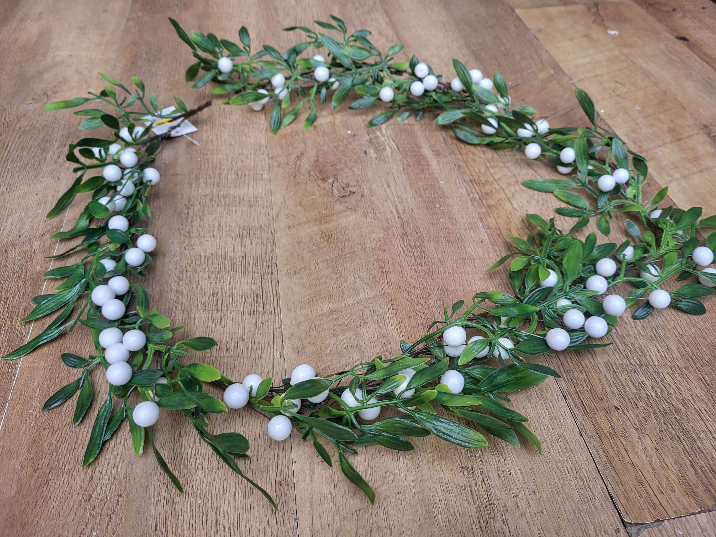 Plain leaf white berry mistletoe garland  image 1