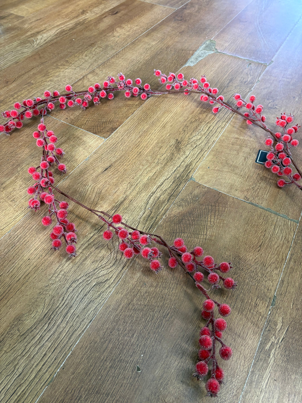 135cm frosted red berry garland