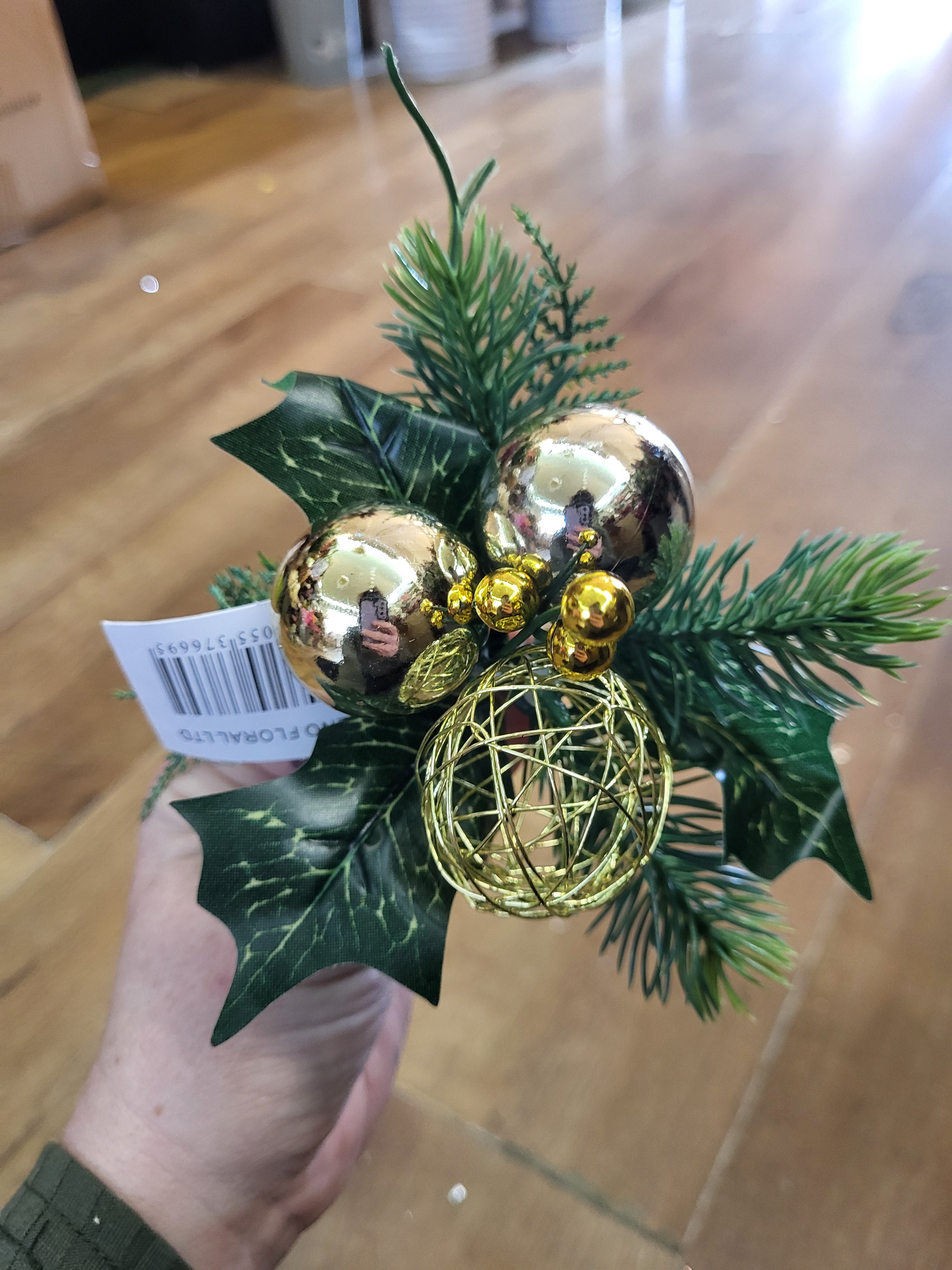 Gold bauble pick  image 0