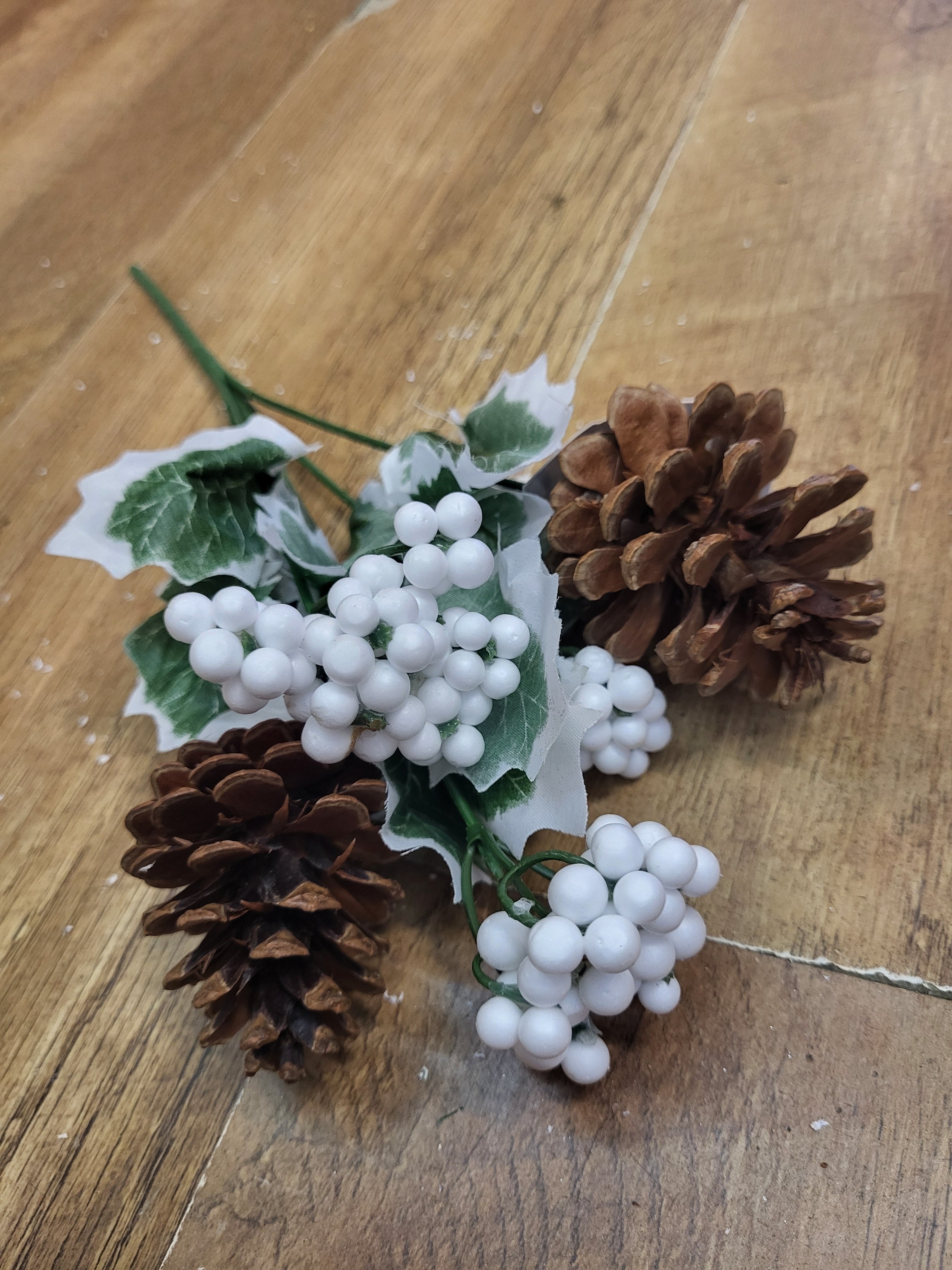 Cone and berry bunch - 2 colours available image 4