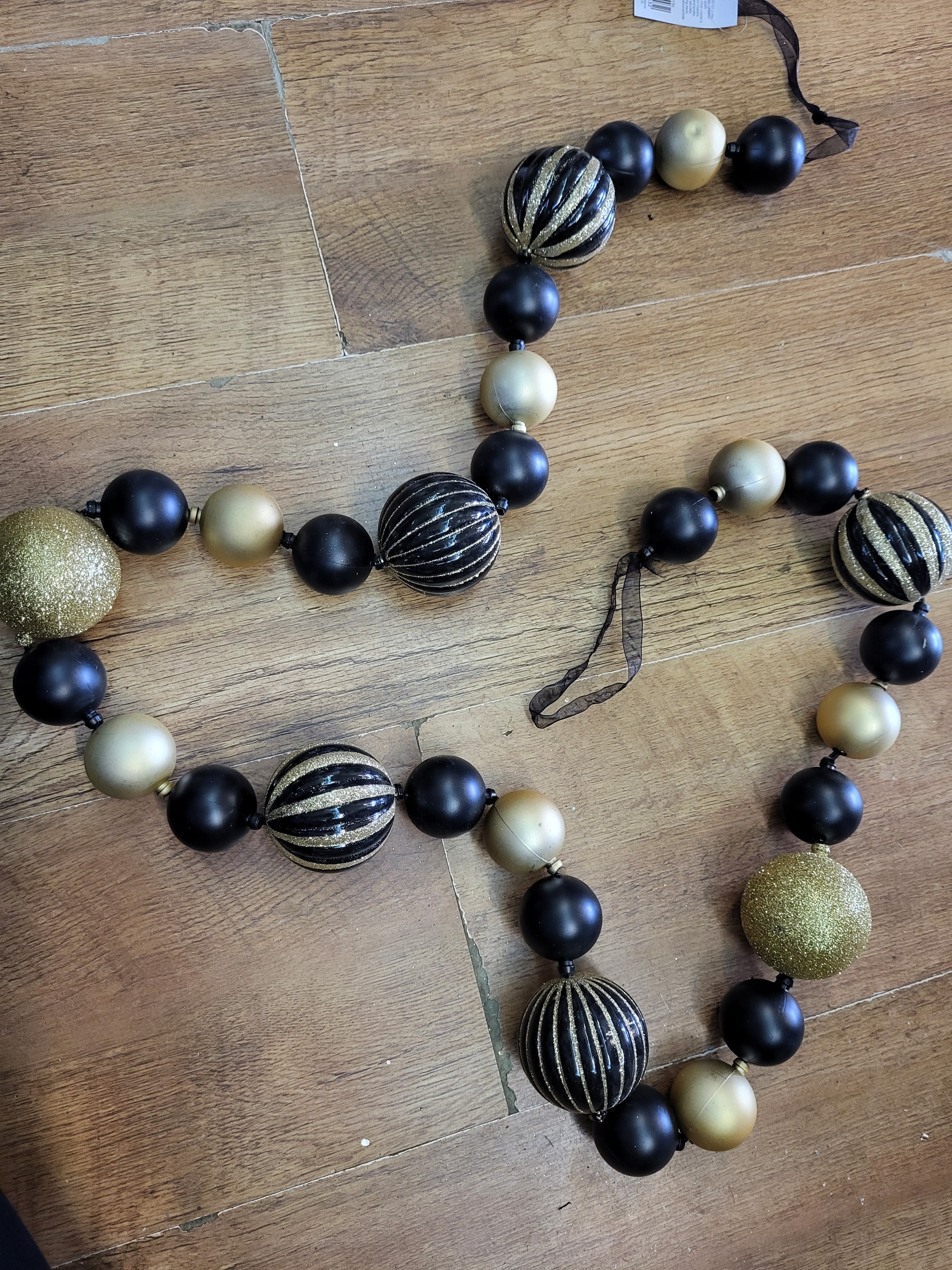 1.8m Black and gold bauble garland image 4