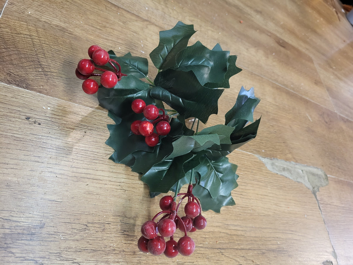 Plain green Holly bunch  image 3