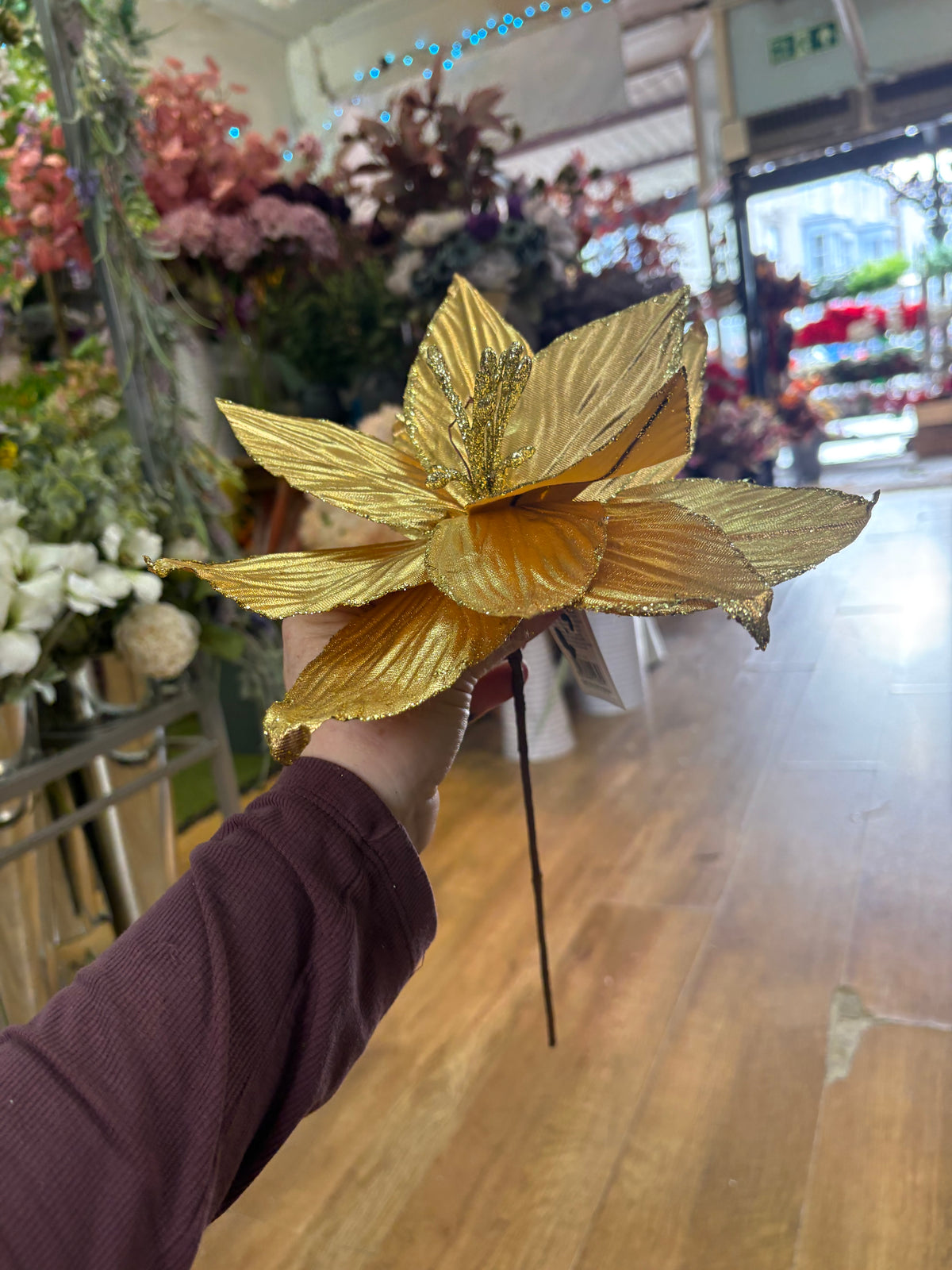 Short stem metallic gold poinsettia