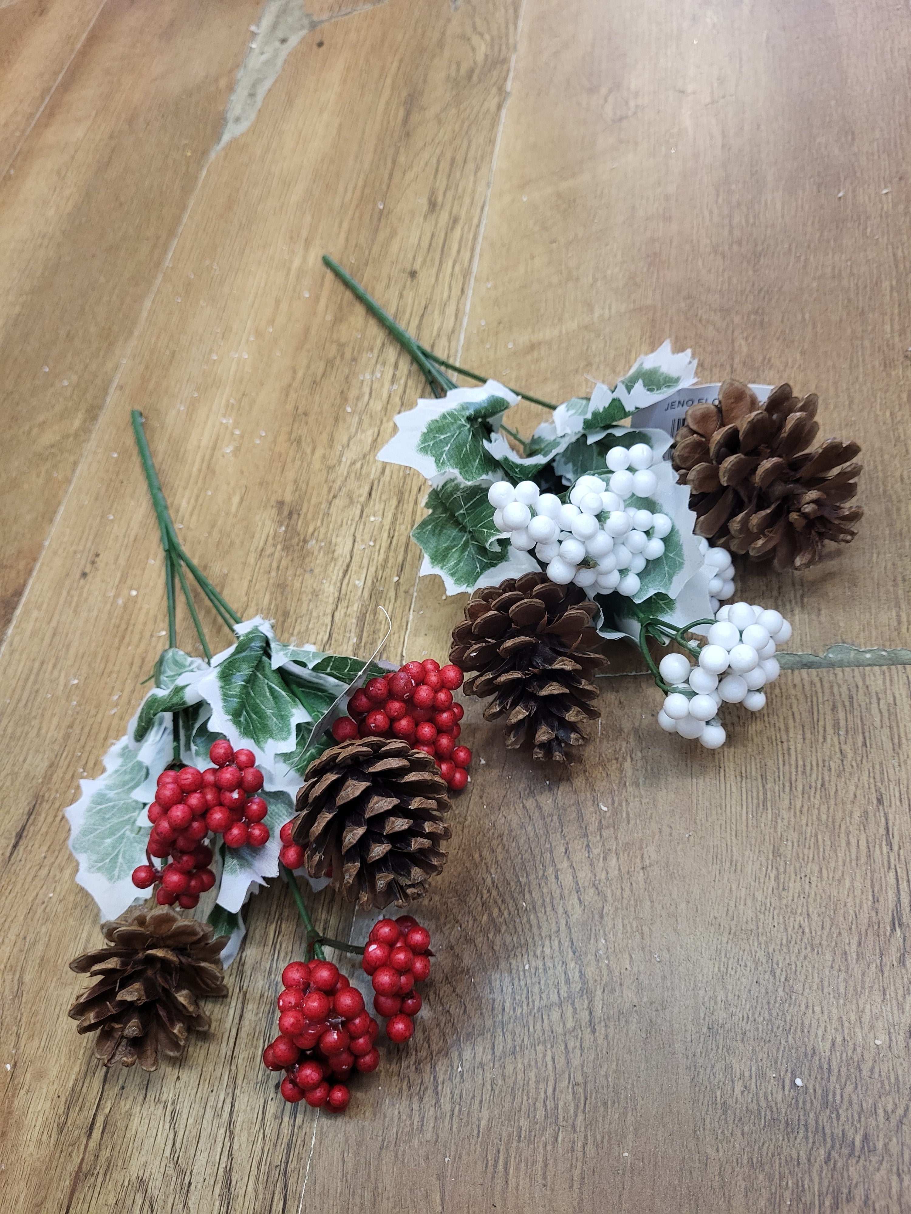 Cone and berry bunch - 2 colours available image 0