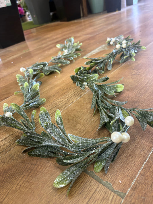 180cm frosted pearly mistletoe garland