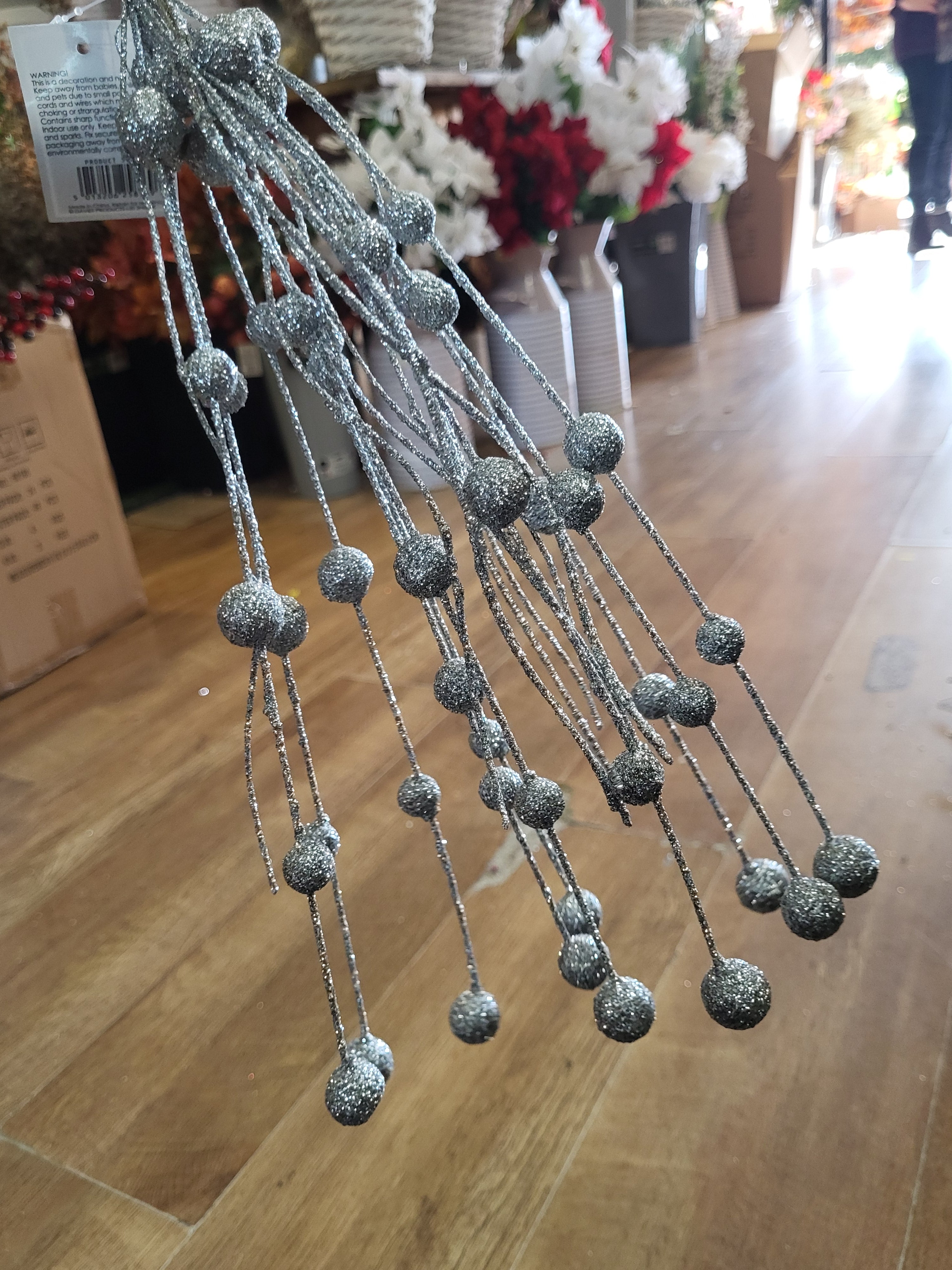 Silver sparkly wavy ball spray image 2