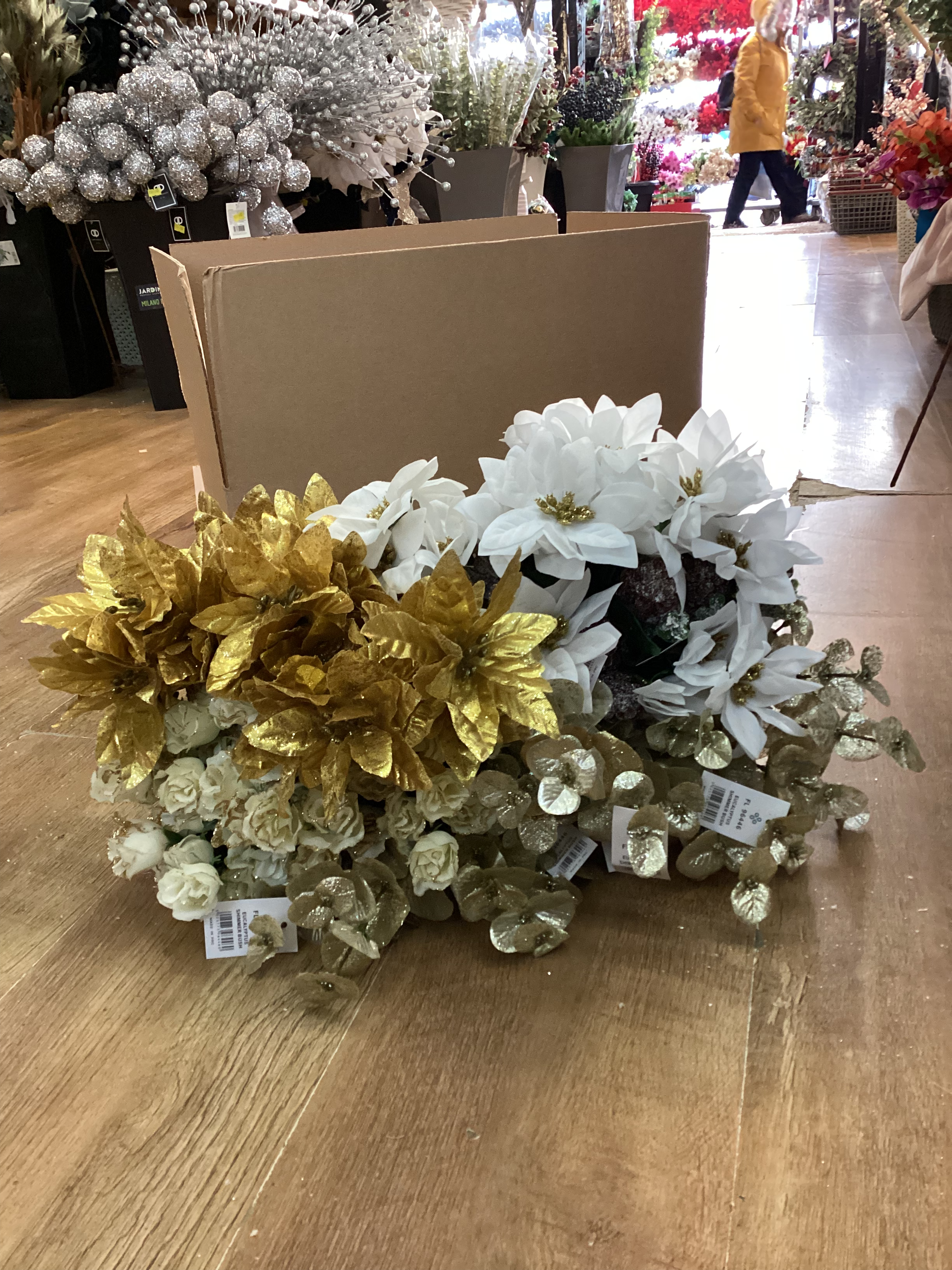 Christmas 9 - 20 bunches of flowers/foliage image 0